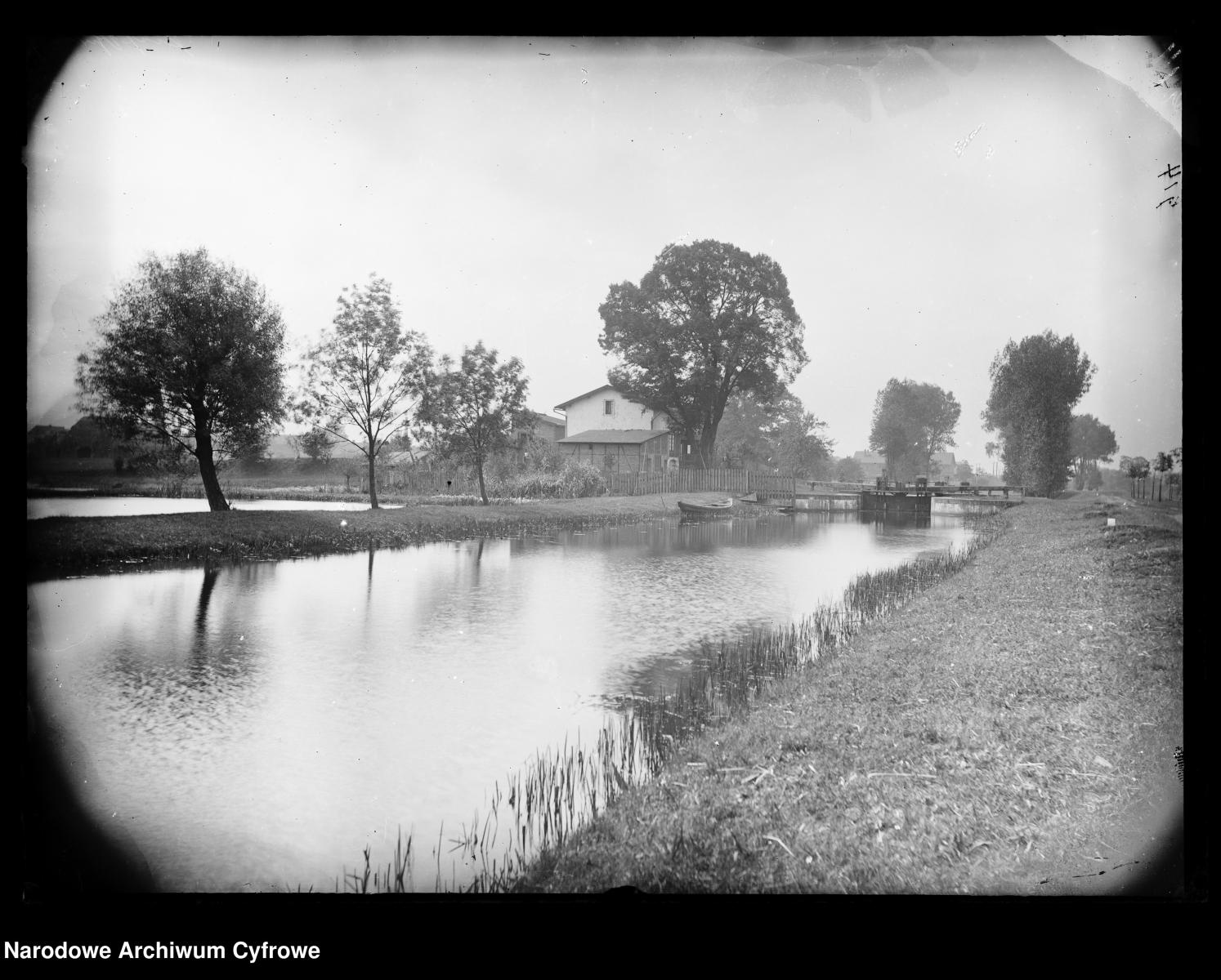 Zdjęcie w galerii na portalu naszraciborz.pl: Archiwalne przedwojenne zdjęcia Górnego Śląska. NAC próbuje ustalić, co pokazują [FOTO] wiadomości z regionu