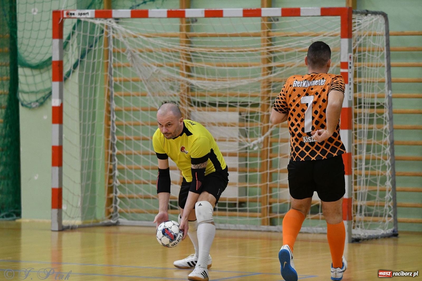 Zdjęcie w galerii na portalu naszraciborz.pl: Futsalowe emocje na zakończenie roku [FOTO] wiadomości z regionu
