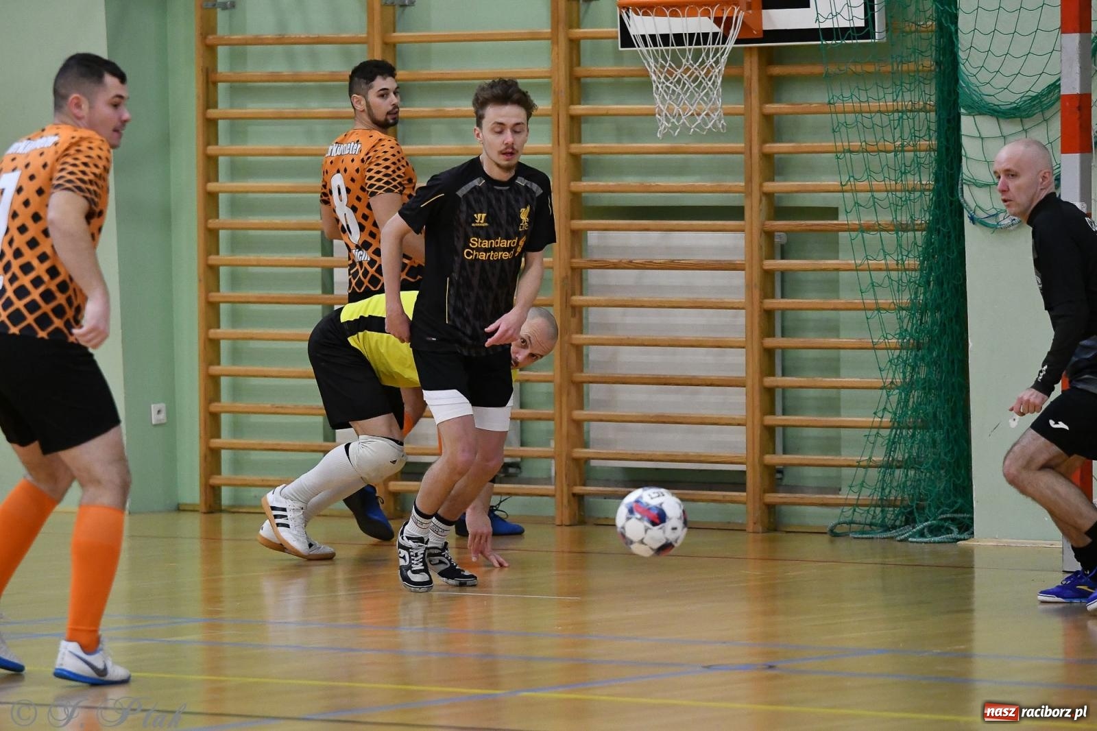 Zdjęcie w galerii na portalu naszraciborz.pl: Futsalowe emocje na zakończenie roku [FOTO] wiadomości z regionu