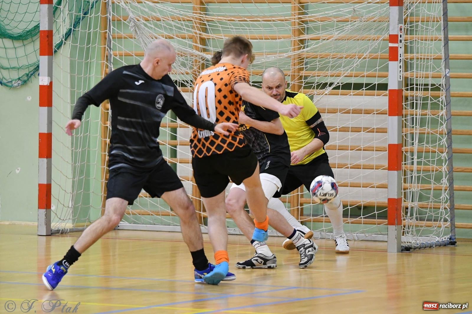 Zdjęcie w galerii na portalu naszraciborz.pl: Futsalowe emocje na zakończenie roku [FOTO] wiadomości z regionu