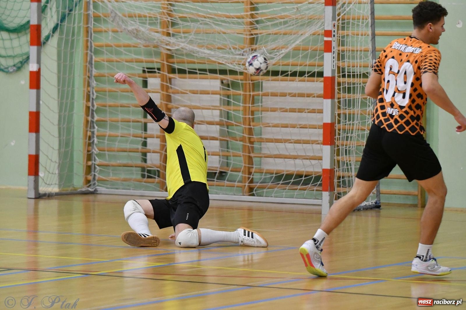 Zdjęcie w galerii na portalu naszraciborz.pl: Futsalowe emocje na zakończenie roku [FOTO] wiadomości z regionu