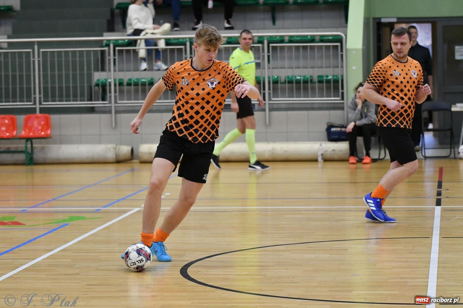 Zdjęcie w galerii na portalu naszraciborz.pl: Futsalowe emocje na zakończenie roku [FOTO] wiadomości z regionu