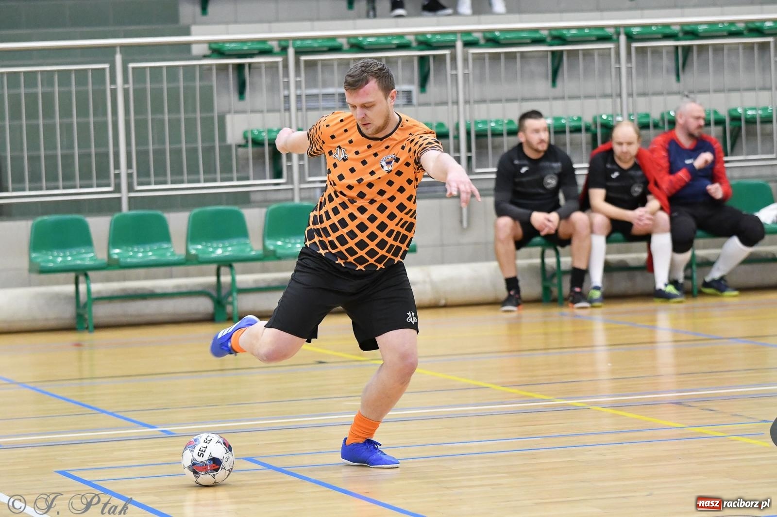 Zdjęcie w galerii na portalu naszraciborz.pl: Futsalowe emocje na zakończenie roku [FOTO] wiadomości z regionu