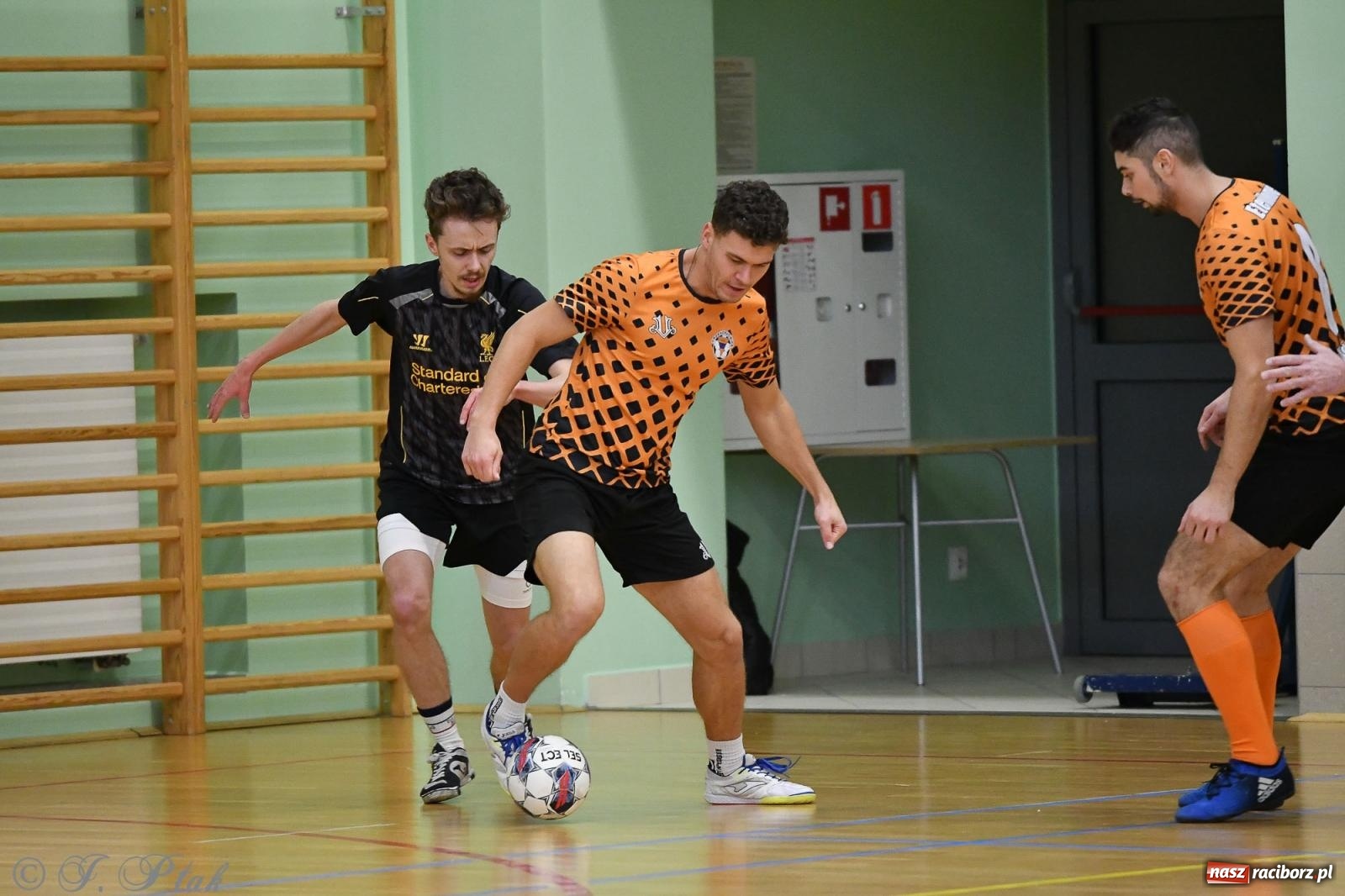 Zdjęcie w galerii na portalu naszraciborz.pl: Futsalowe emocje na zakończenie roku [FOTO] wiadomości z regionu