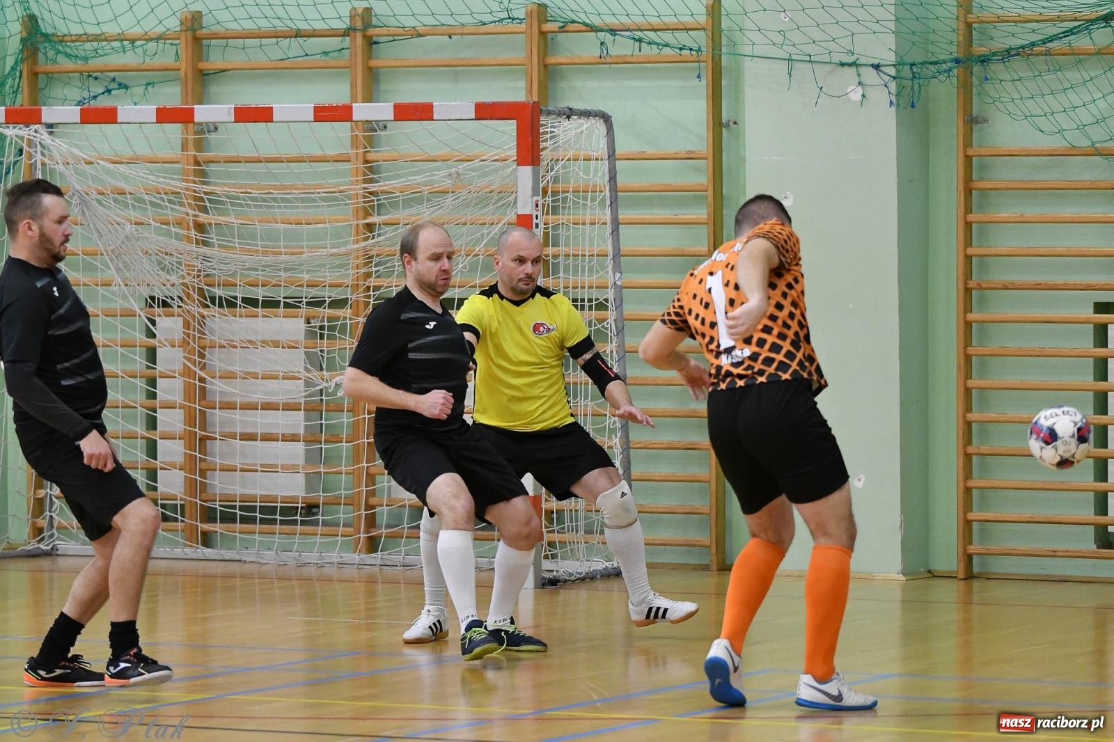 Zdjęcie w galerii na portalu naszraciborz.pl: Futsalowe emocje na zakończenie roku [FOTO] wiadomości z regionu