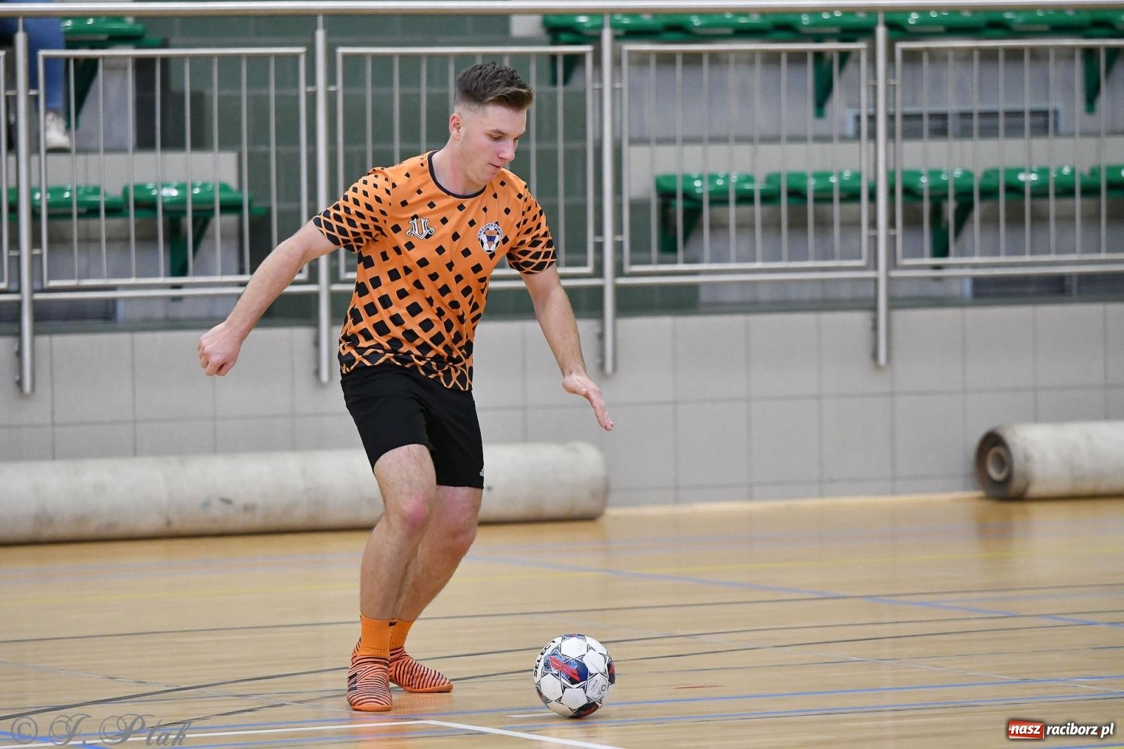 Zdjęcie w galerii na portalu naszraciborz.pl: Futsalowe emocje na zakończenie roku [FOTO] wiadomości z regionu