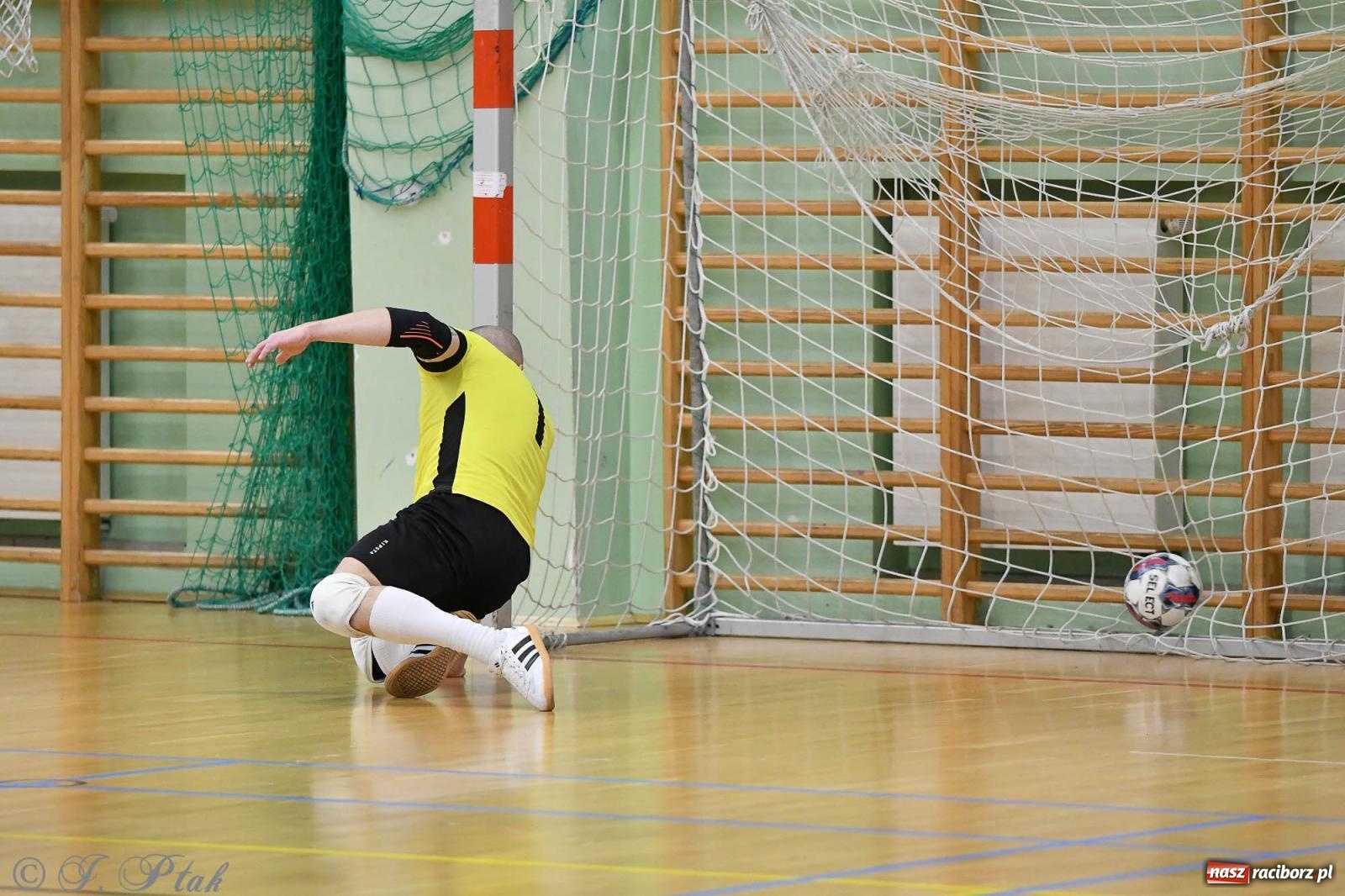 Zdjęcie w galerii na portalu naszraciborz.pl: Futsalowe emocje na zakończenie roku [FOTO] wiadomości z regionu