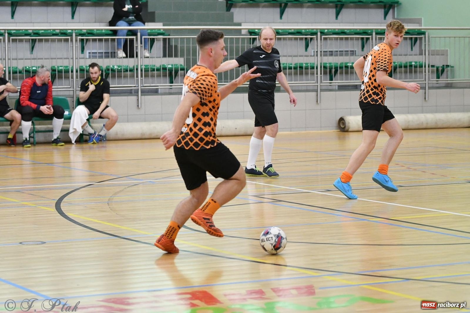 Zdjęcie w galerii na portalu naszraciborz.pl: Futsalowe emocje na zakończenie roku [FOTO] wiadomości z regionu