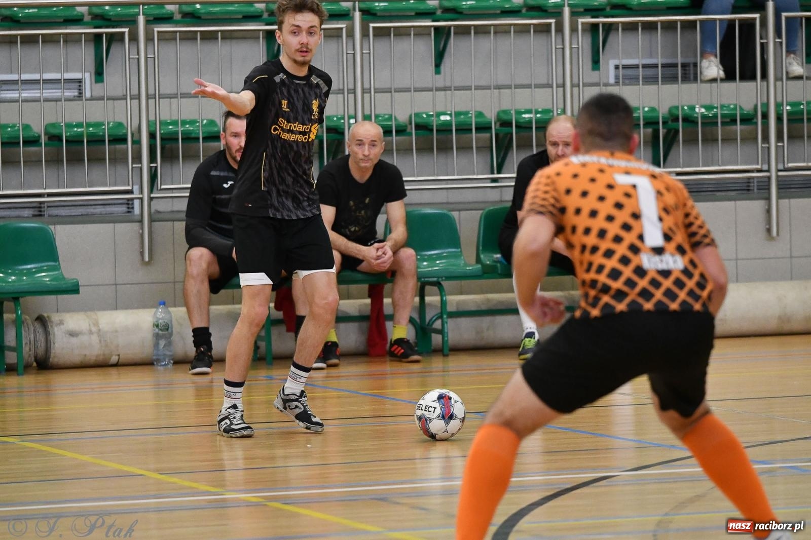 Zdjęcie w galerii na portalu naszraciborz.pl: Futsalowe emocje na zakończenie roku [FOTO] wiadomości z regionu