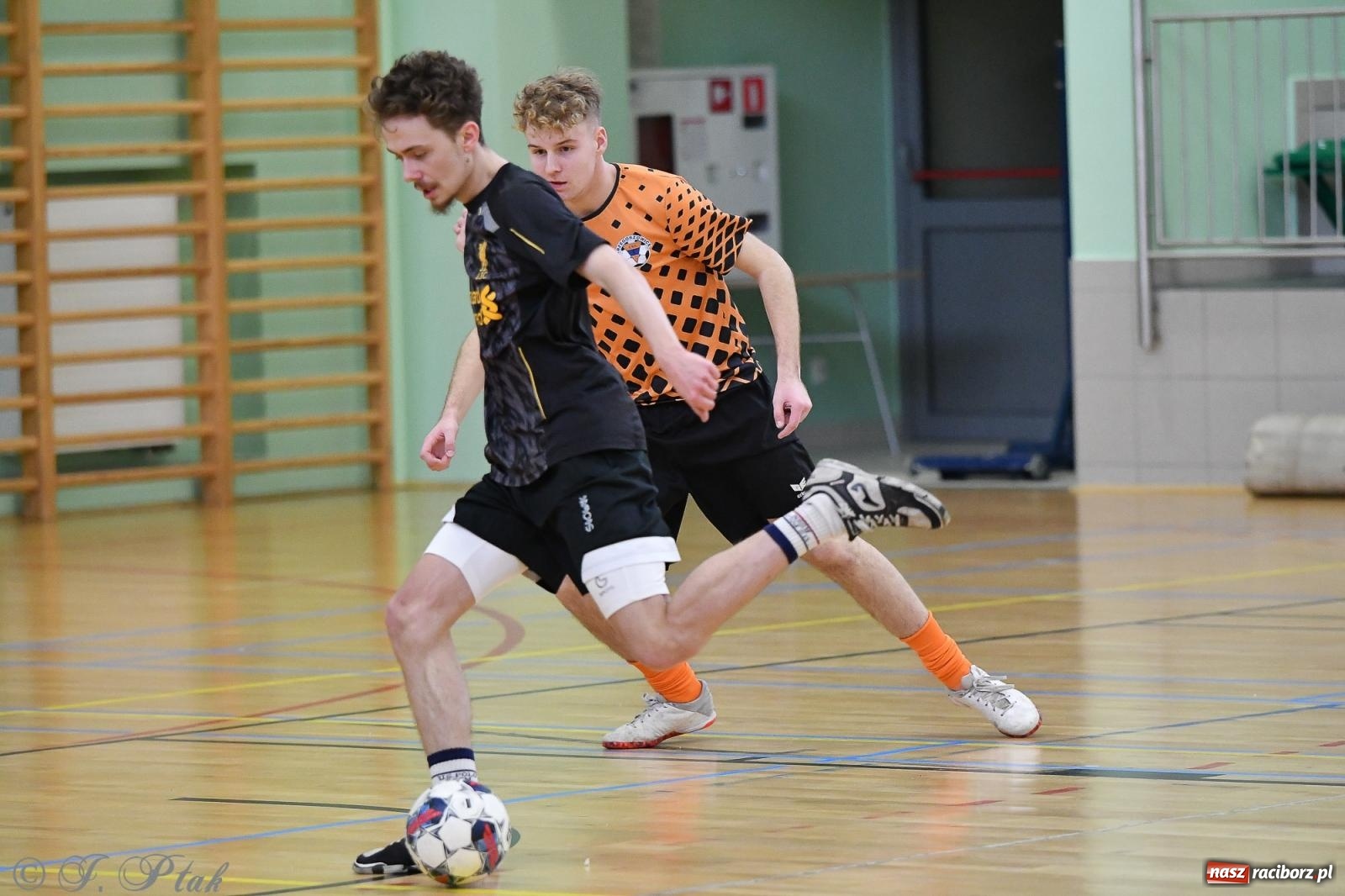 Zdjęcie w galerii na portalu naszraciborz.pl: Futsalowe emocje na zakończenie roku [FOTO] wiadomości z regionu