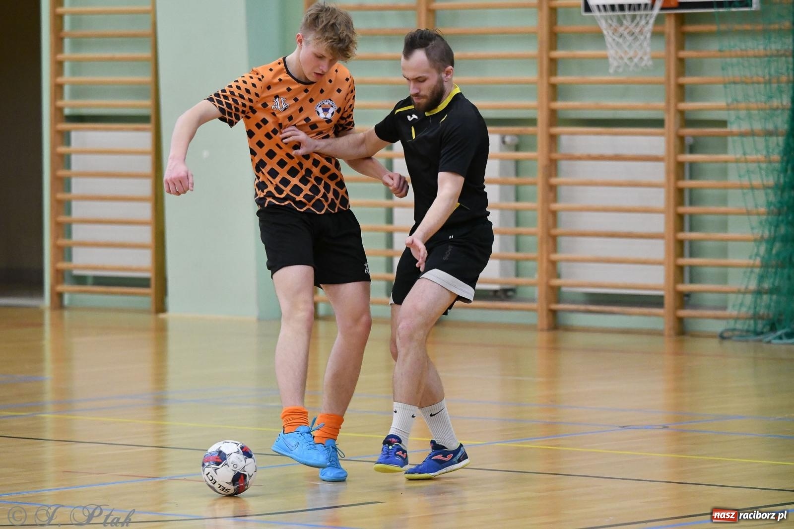 Zdjęcie w galerii na portalu naszraciborz.pl: Futsalowe emocje na zakończenie roku [FOTO] wiadomości z regionu