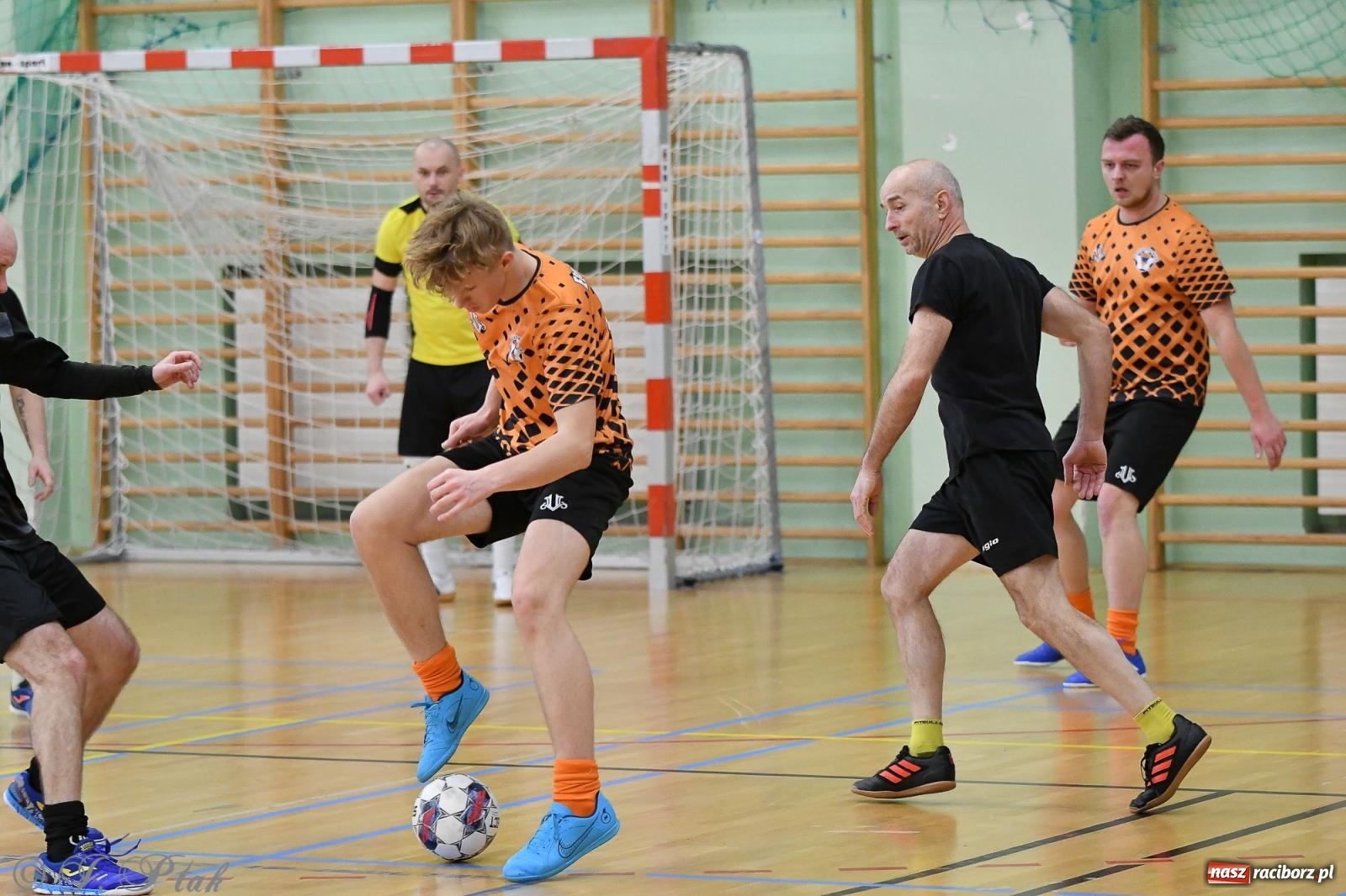 Zdjęcie w galerii na portalu naszraciborz.pl: Futsalowe emocje na zakończenie roku [FOTO] wiadomości z regionu