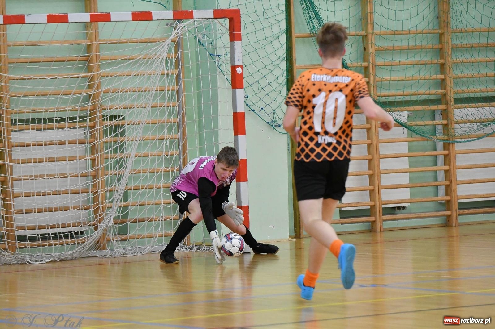 Zdjęcie w galerii na portalu naszraciborz.pl: Futsalowe emocje na zakończenie roku [FOTO] wiadomości z regionu