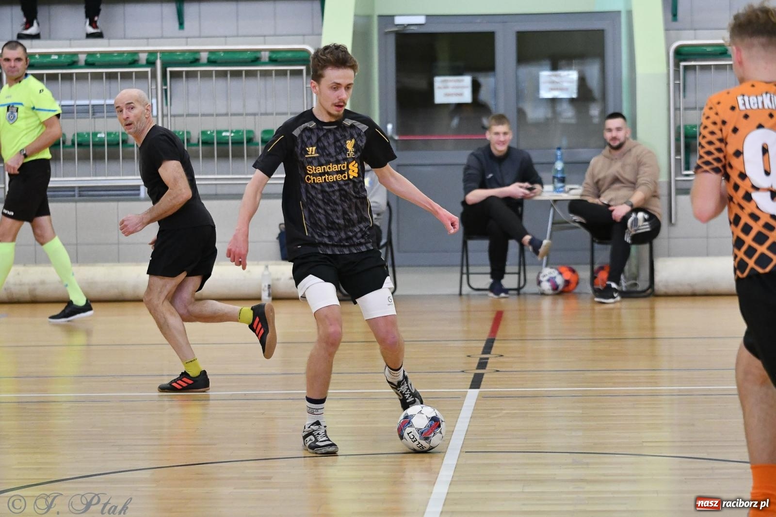 Zdjęcie w galerii na portalu naszraciborz.pl: Futsalowe emocje na zakończenie roku [FOTO] wiadomości z regionu