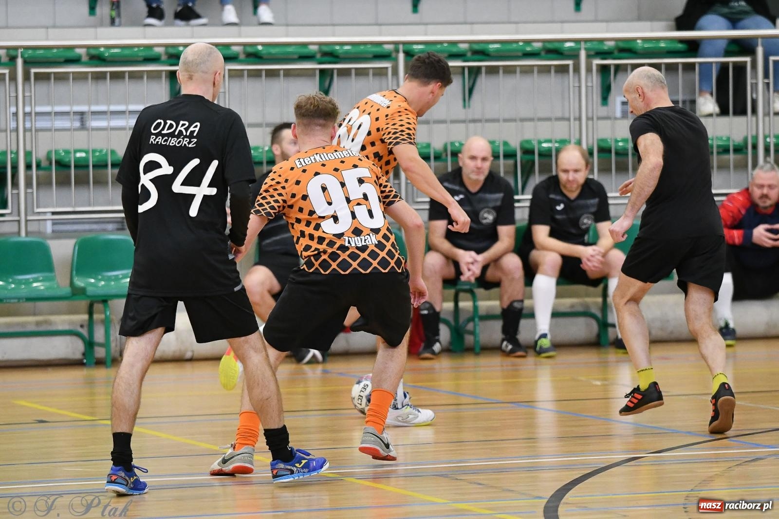 Zdjęcie w galerii na portalu naszraciborz.pl: Futsalowe emocje na zakończenie roku [FOTO] wiadomości z regionu