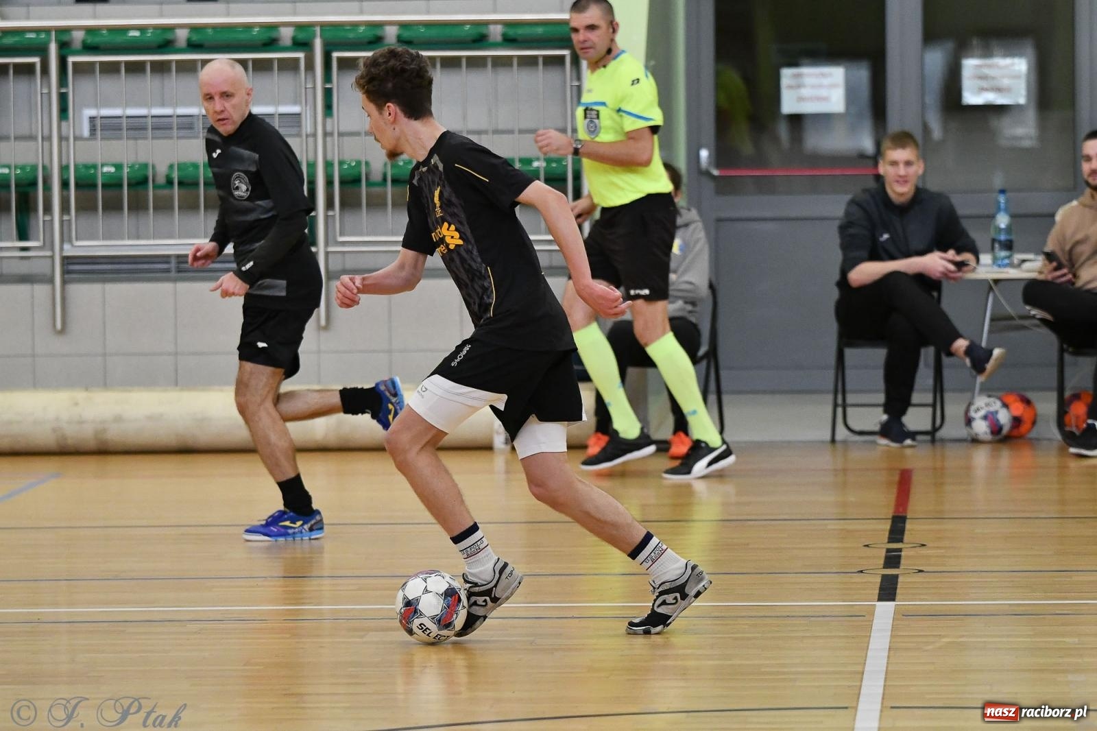 Zdjęcie w galerii na portalu naszraciborz.pl: Futsalowe emocje na zakończenie roku [FOTO] wiadomości z regionu