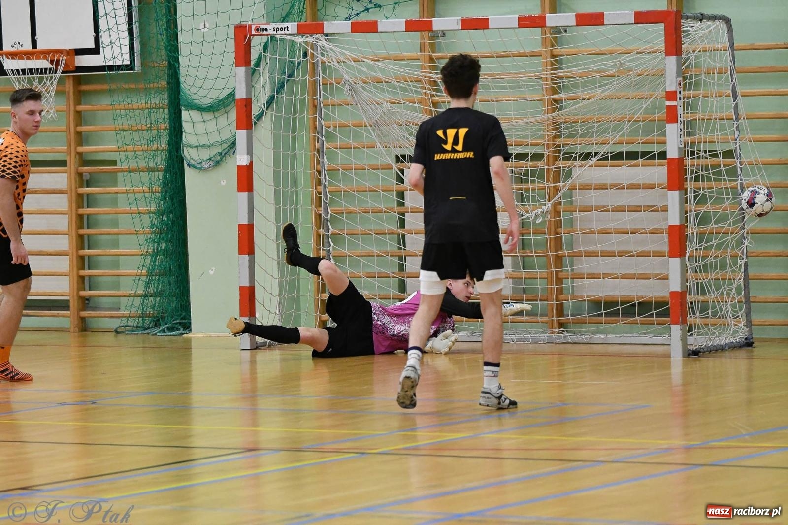 Zdjęcie w galerii na portalu naszraciborz.pl: Futsalowe emocje na zakończenie roku [FOTO] wiadomości z regionu