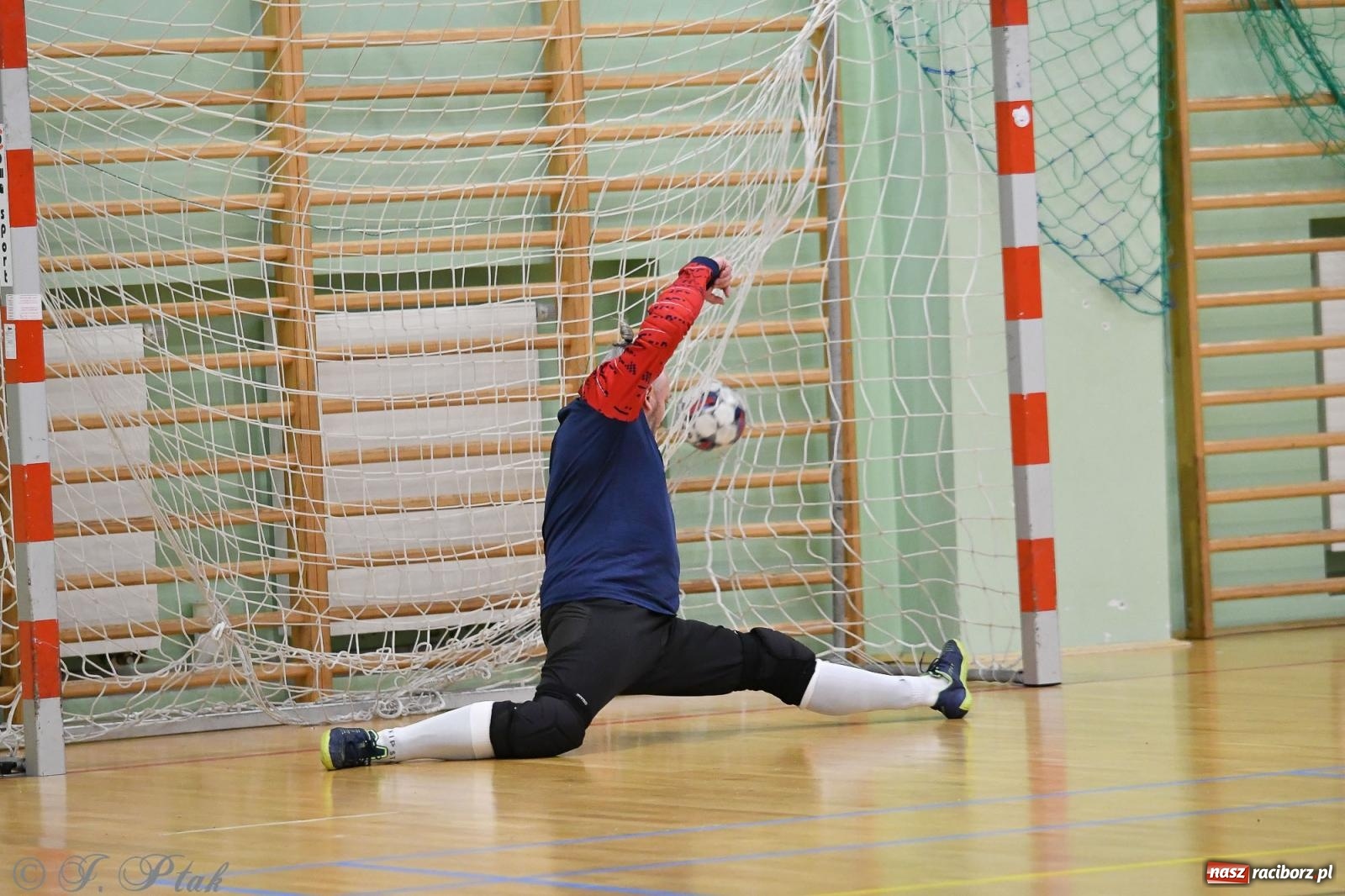 Zdjęcie w galerii na portalu naszraciborz.pl: Futsalowe emocje na zakończenie roku [FOTO] wiadomości z regionu