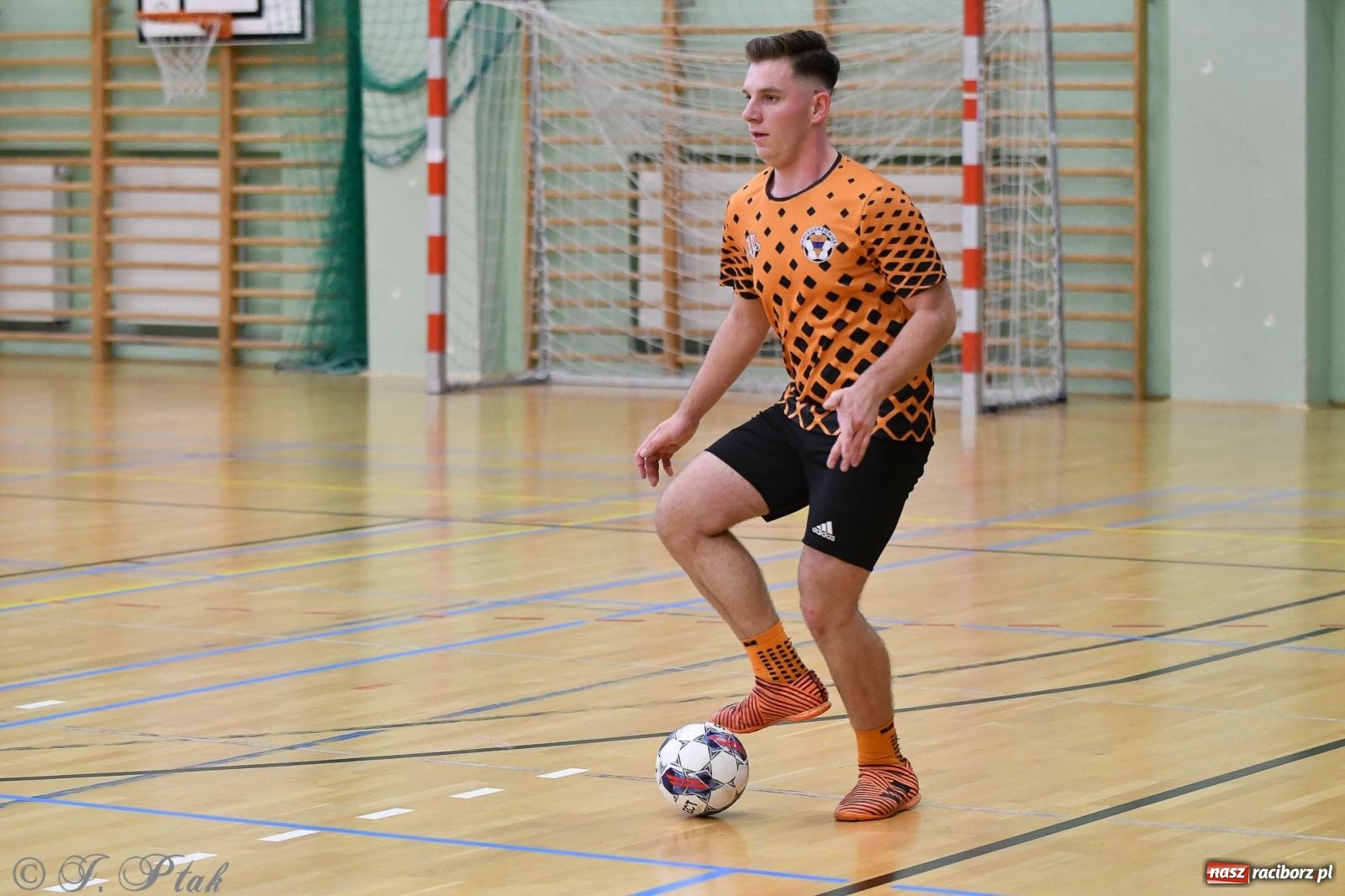 Zdjęcie w galerii na portalu naszraciborz.pl: Futsalowe emocje na zakończenie roku [FOTO] wiadomości z regionu