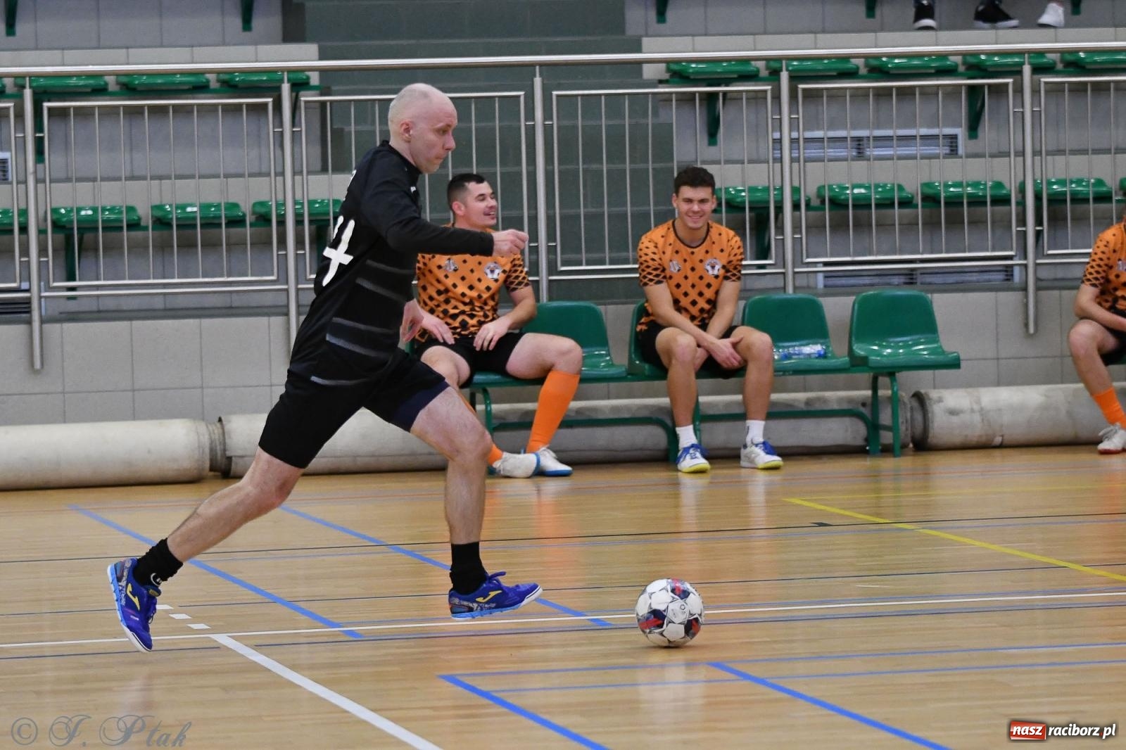 Zdjęcie w galerii na portalu naszraciborz.pl: Futsalowe emocje na zakończenie roku [FOTO] wiadomości z regionu