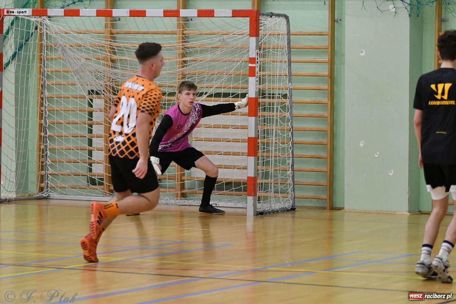 Zdjęcie w galerii na portalu naszraciborz.pl: Futsalowe emocje na zakończenie roku [FOTO] wiadomości z regionu