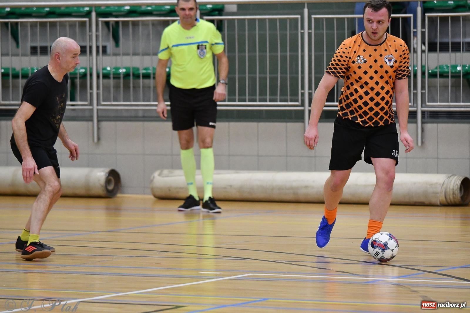 Zdjęcie w galerii na portalu naszraciborz.pl: Futsalowe emocje na zakończenie roku [FOTO] wiadomości z regionu