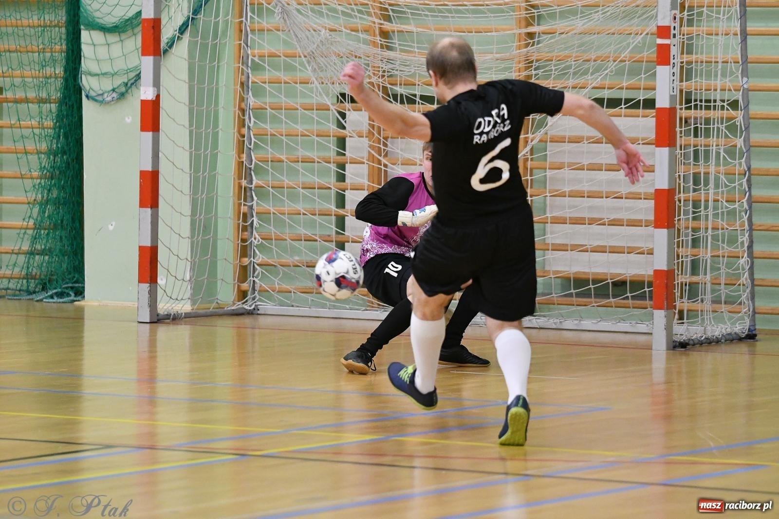 Zdjęcie w galerii na portalu naszraciborz.pl: Futsalowe emocje na zakończenie roku [FOTO] wiadomości z regionu