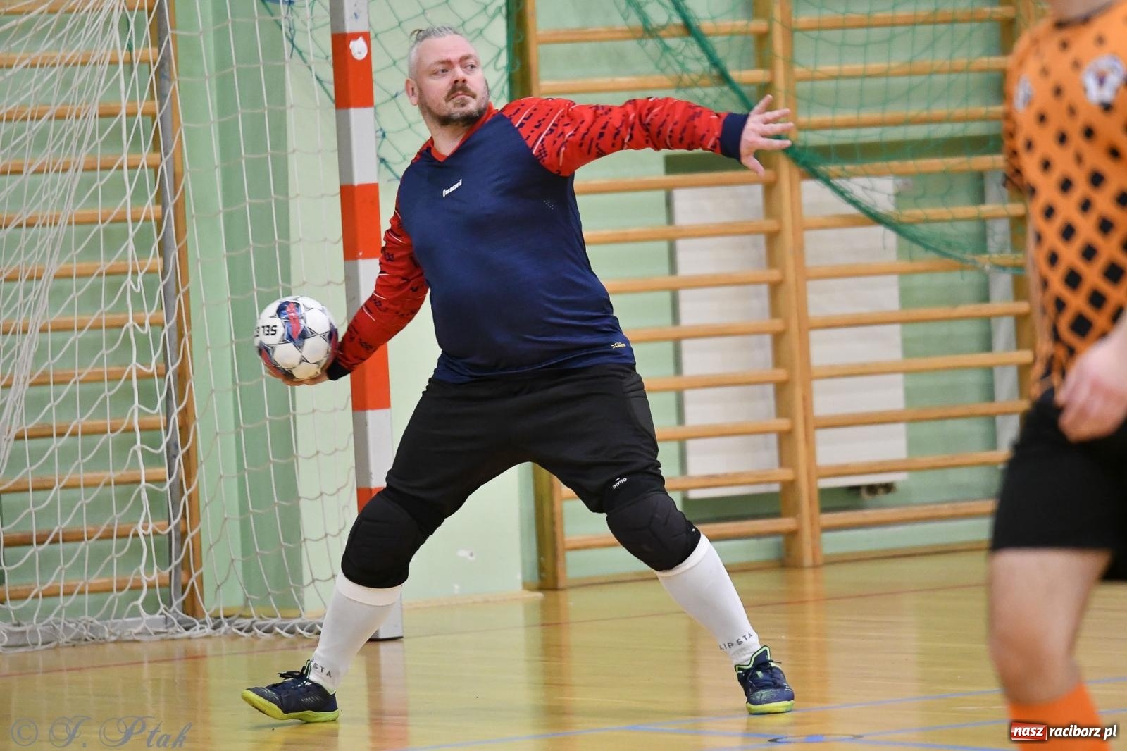 Zdjęcie w galerii na portalu naszraciborz.pl: Futsalowe emocje na zakończenie roku [FOTO] wiadomości z regionu