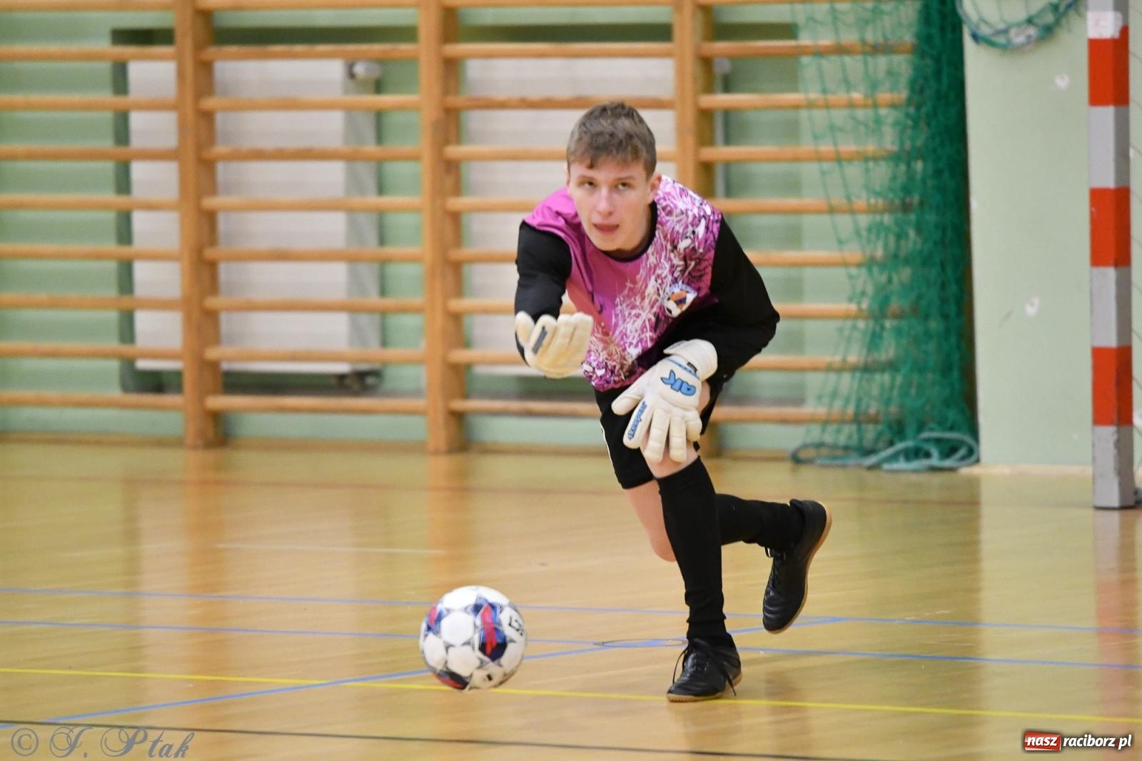 Zdjęcie w galerii na portalu naszraciborz.pl: Futsalowe emocje na zakończenie roku [FOTO] wiadomości z regionu