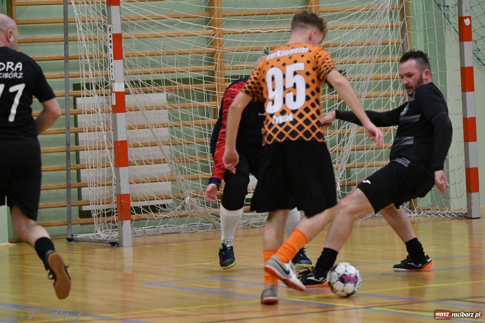 Zdjęcie w galerii na portalu naszraciborz.pl: Futsalowe emocje na zakończenie roku [FOTO] wiadomości z regionu