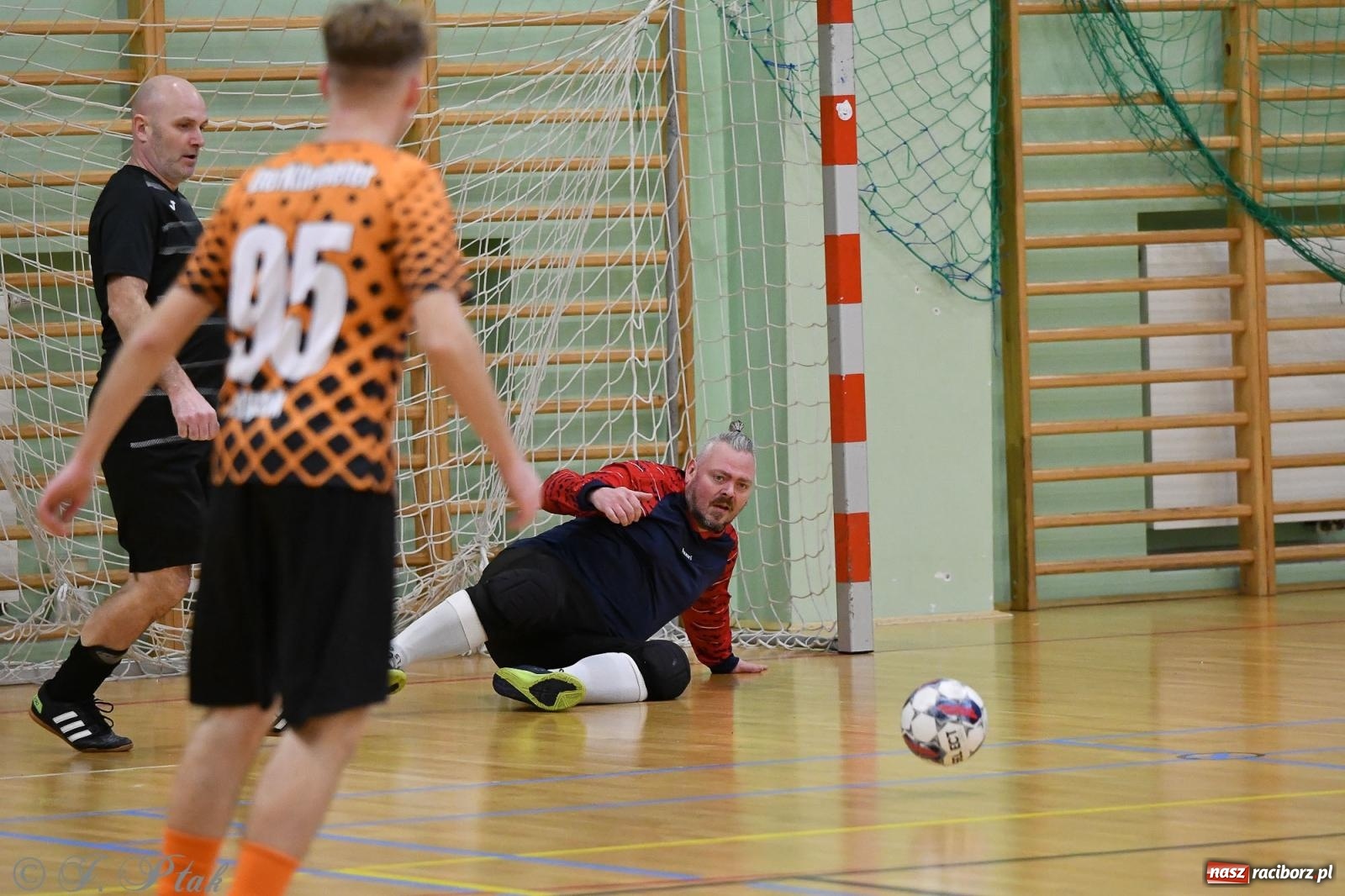 Zdjęcie w galerii na portalu naszraciborz.pl: Futsalowe emocje na zakończenie roku [FOTO] wiadomości z regionu