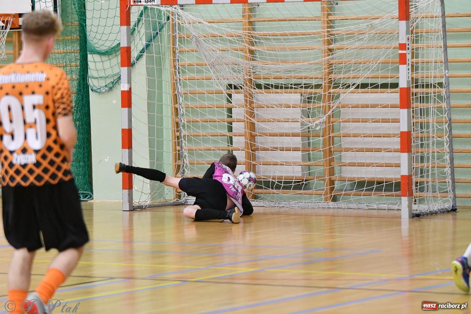 Zdjęcie w galerii na portalu naszraciborz.pl: Futsalowe emocje na zakończenie roku [FOTO] wiadomości z regionu