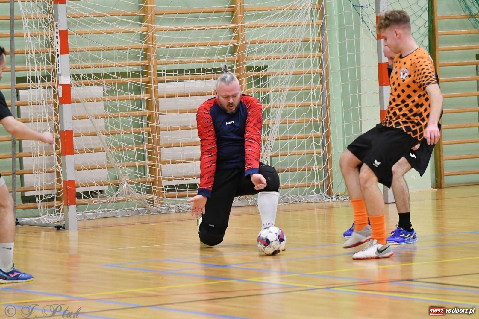 Zdjęcie w galerii na portalu naszraciborz.pl: Futsalowe emocje na zakończenie roku [FOTO] wiadomości z regionu