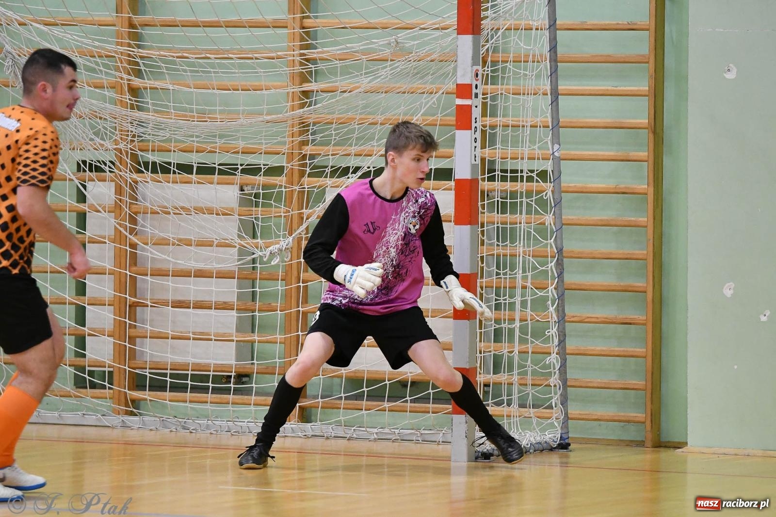 Zdjęcie w galerii na portalu naszraciborz.pl: Futsalowe emocje na zakończenie roku [FOTO] wiadomości z regionu