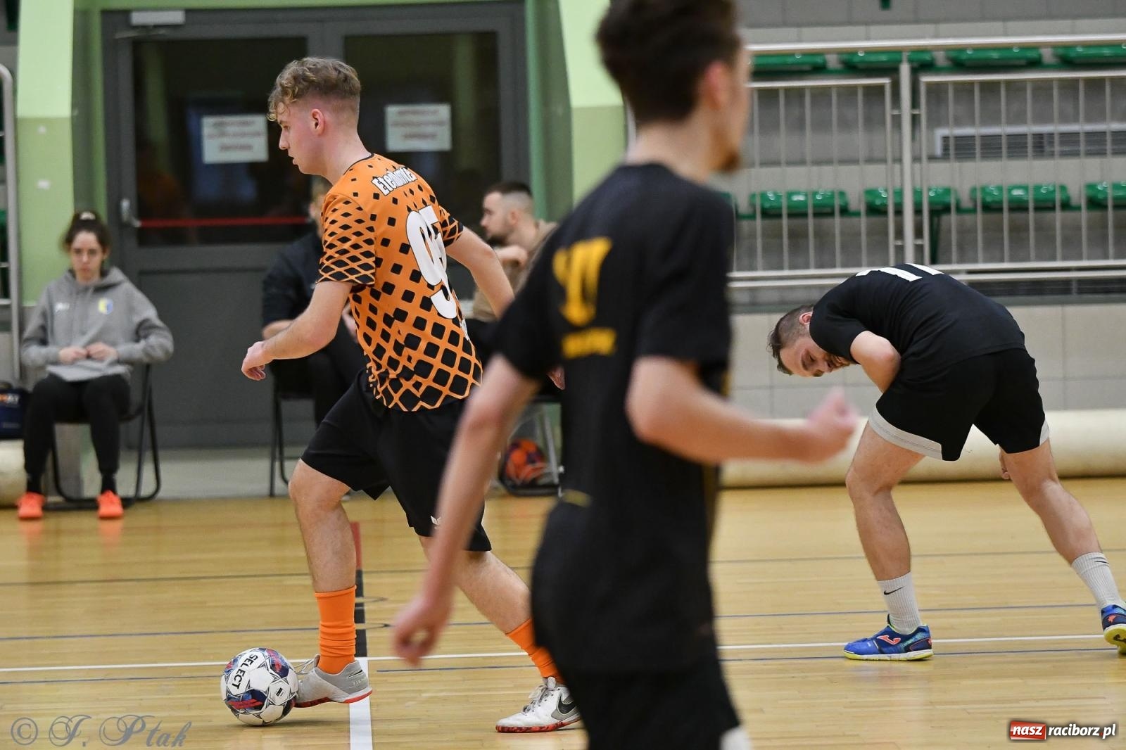 Zdjęcie w galerii na portalu naszraciborz.pl: Futsalowe emocje na zakończenie roku [FOTO] wiadomości z regionu