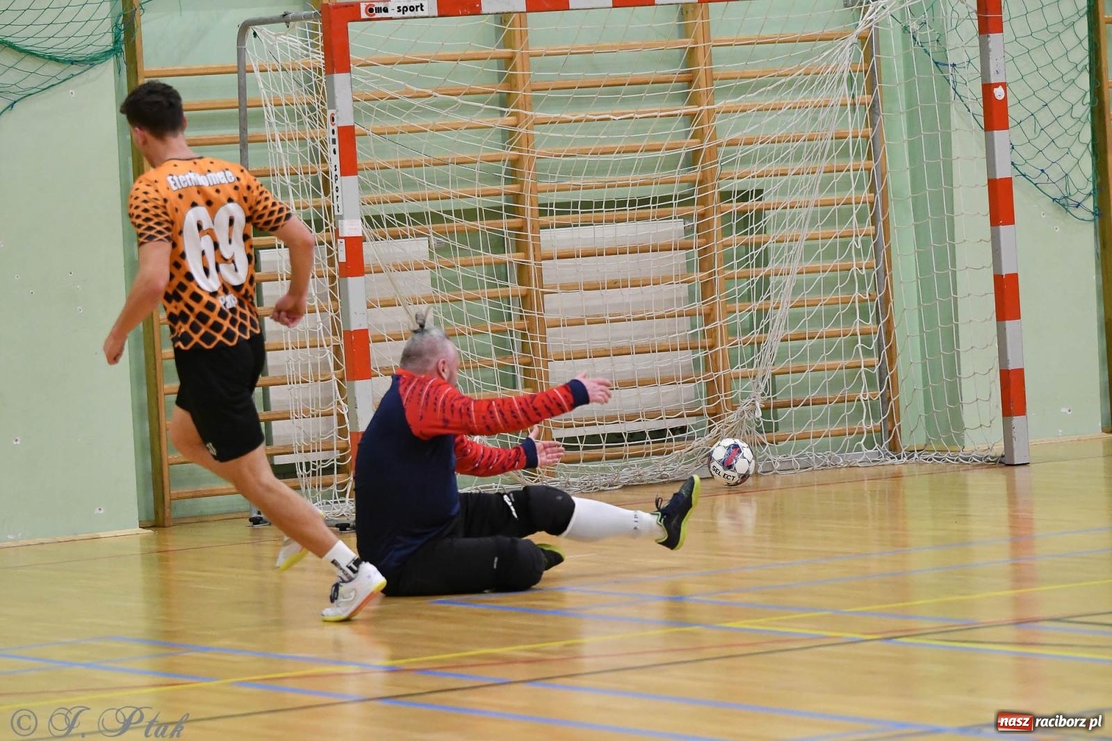 Zdjęcie w galerii na portalu naszraciborz.pl: Futsalowe emocje na zakończenie roku [FOTO] wiadomości z regionu