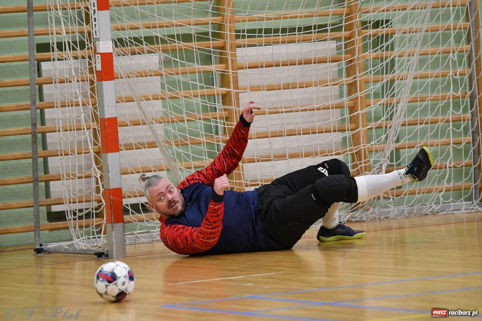 Zdjęcie w galerii na portalu naszraciborz.pl: Futsalowe emocje na zakończenie roku [FOTO] wiadomości z regionu