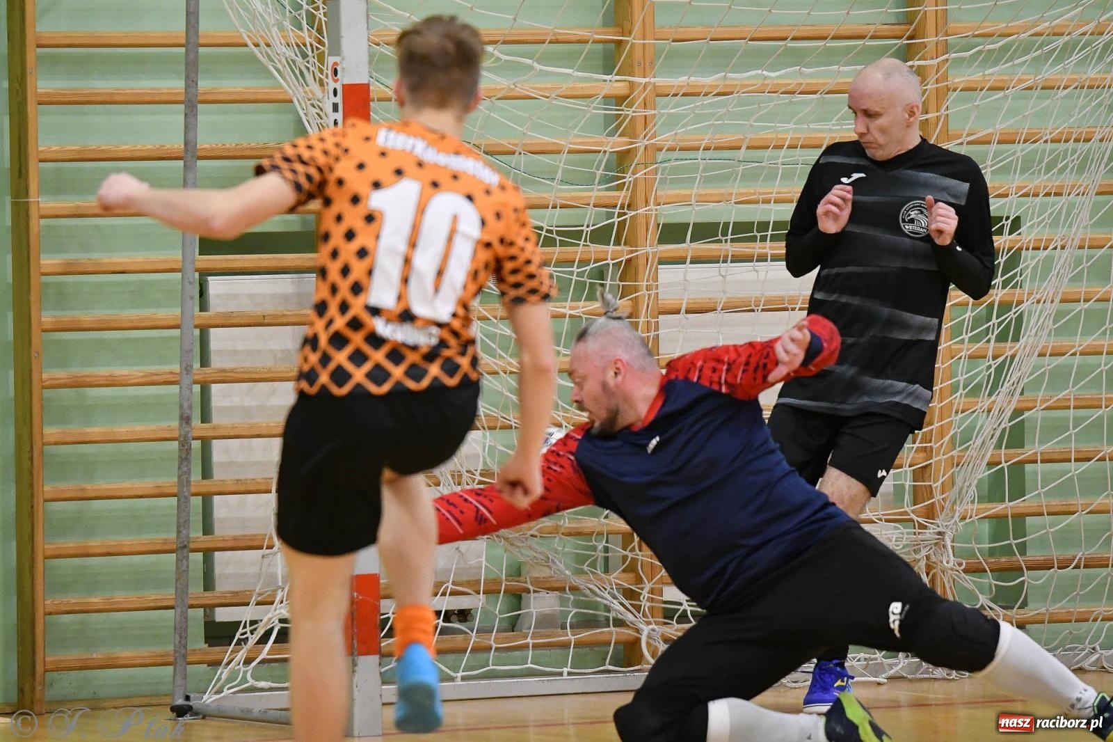 Zdjęcie w galerii na portalu naszraciborz.pl: Futsalowe emocje na zakończenie roku [FOTO] wiadomości z regionu