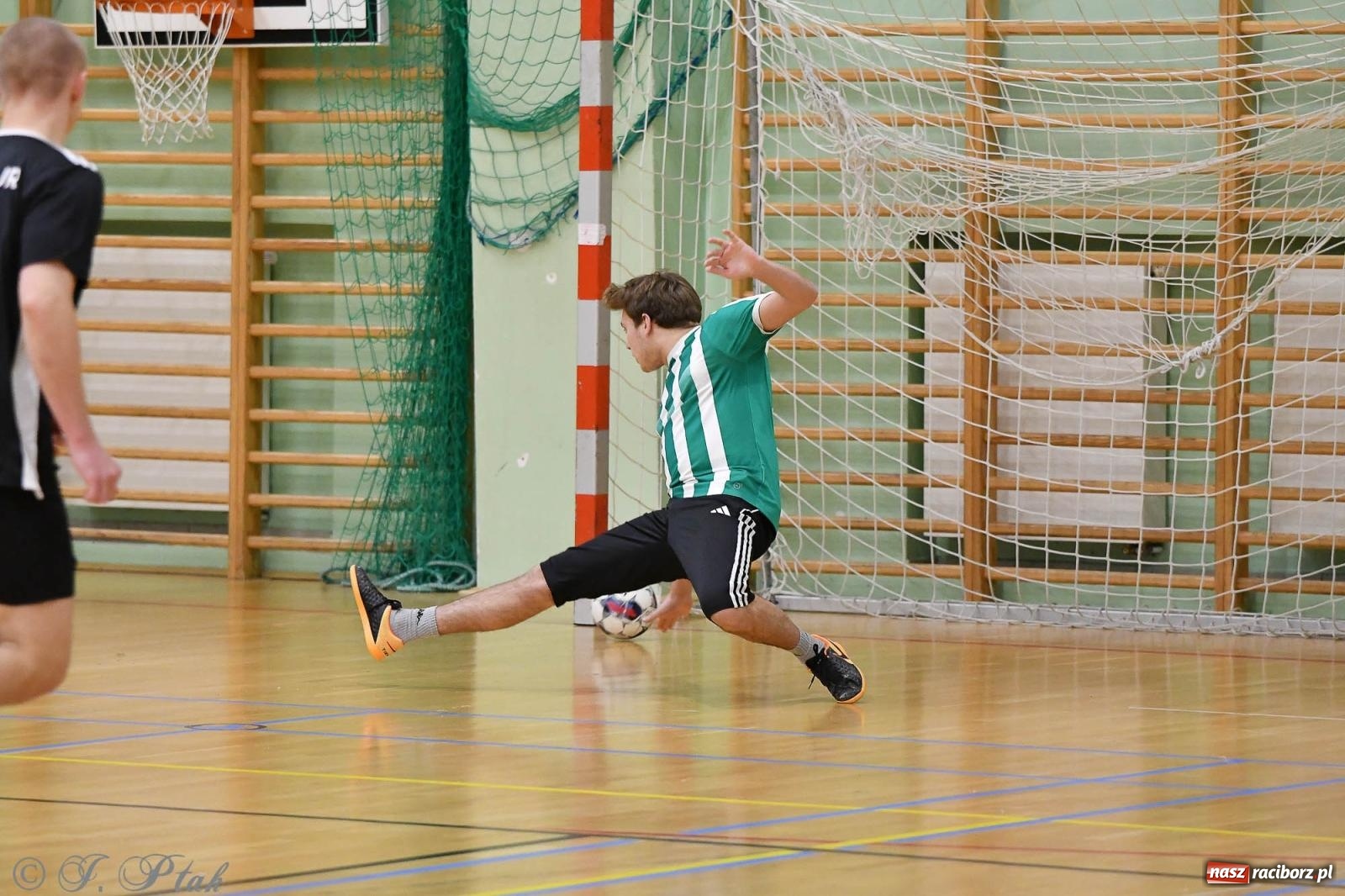 Zdjęcie w galerii na portalu naszraciborz.pl: Futsalowe emocje na zakończenie roku [FOTO] wiadomości z regionu