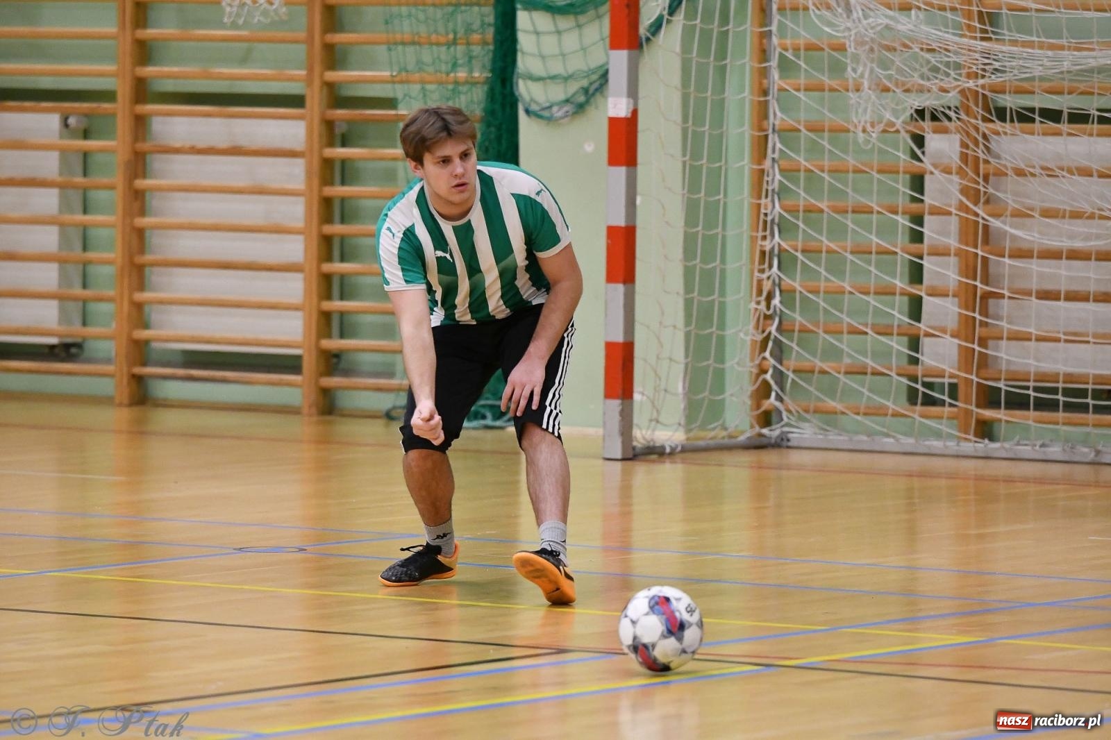 Zdjęcie w galerii na portalu naszraciborz.pl: Futsalowe emocje na zakończenie roku [FOTO] wiadomości z regionu