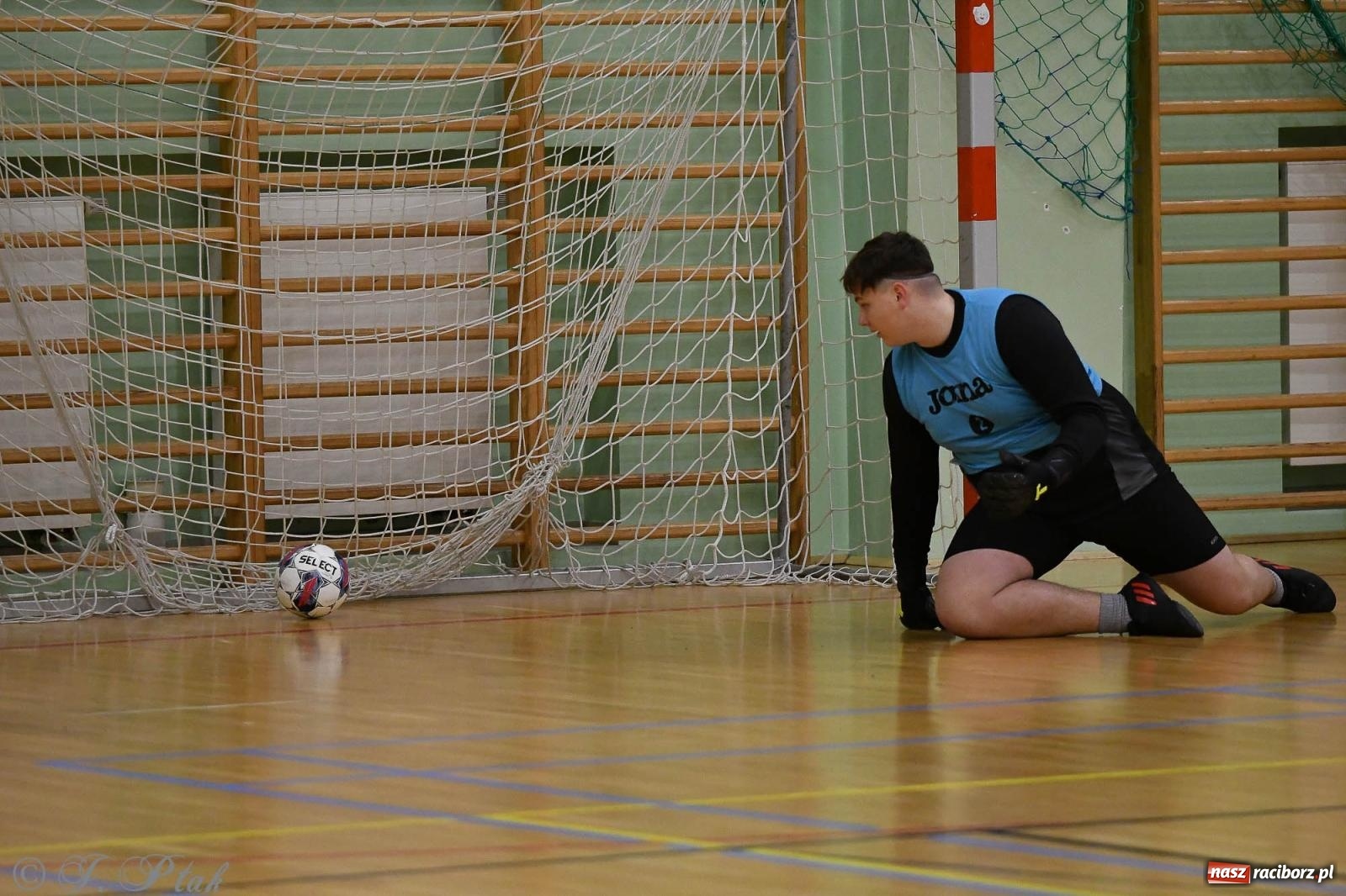 Zdjęcie w galerii na portalu naszraciborz.pl: Futsalowe emocje na zakończenie roku [FOTO] wiadomości z regionu