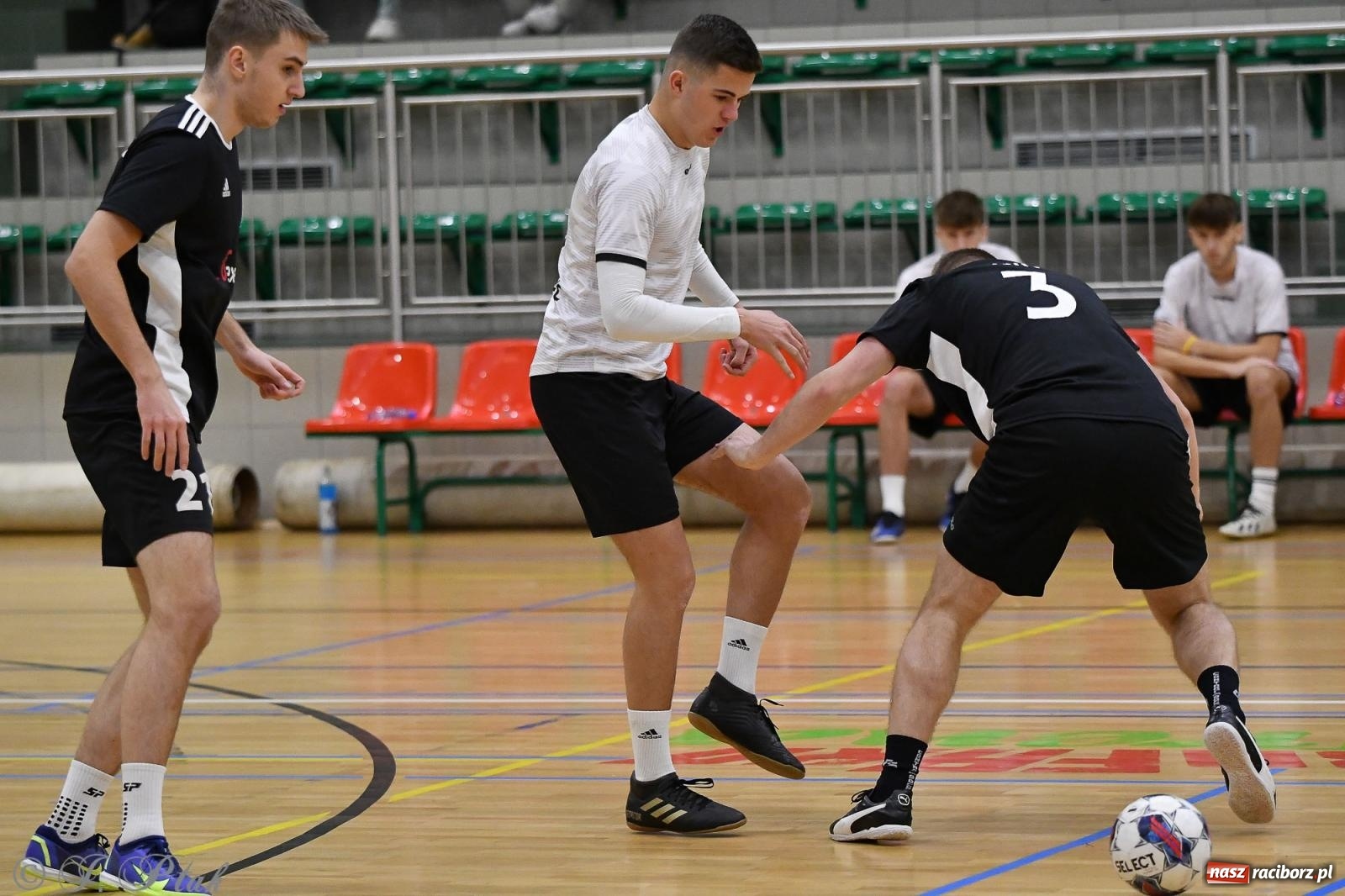 Zdjęcie w galerii na portalu naszraciborz.pl: Futsalowe emocje na zakończenie roku [FOTO] wiadomości z regionu