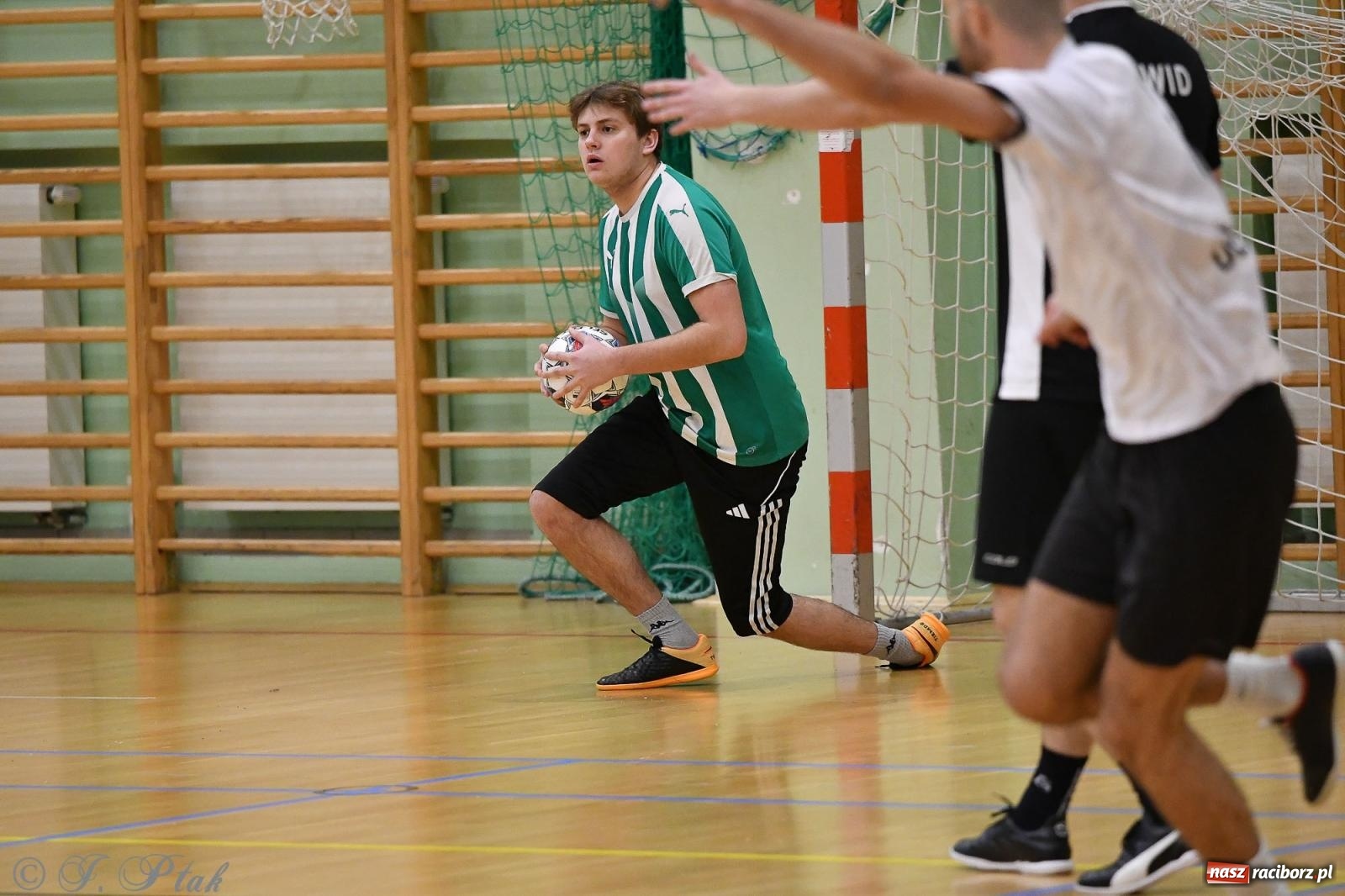 Zdjęcie w galerii na portalu naszraciborz.pl: Futsalowe emocje na zakończenie roku [FOTO] wiadomości z regionu