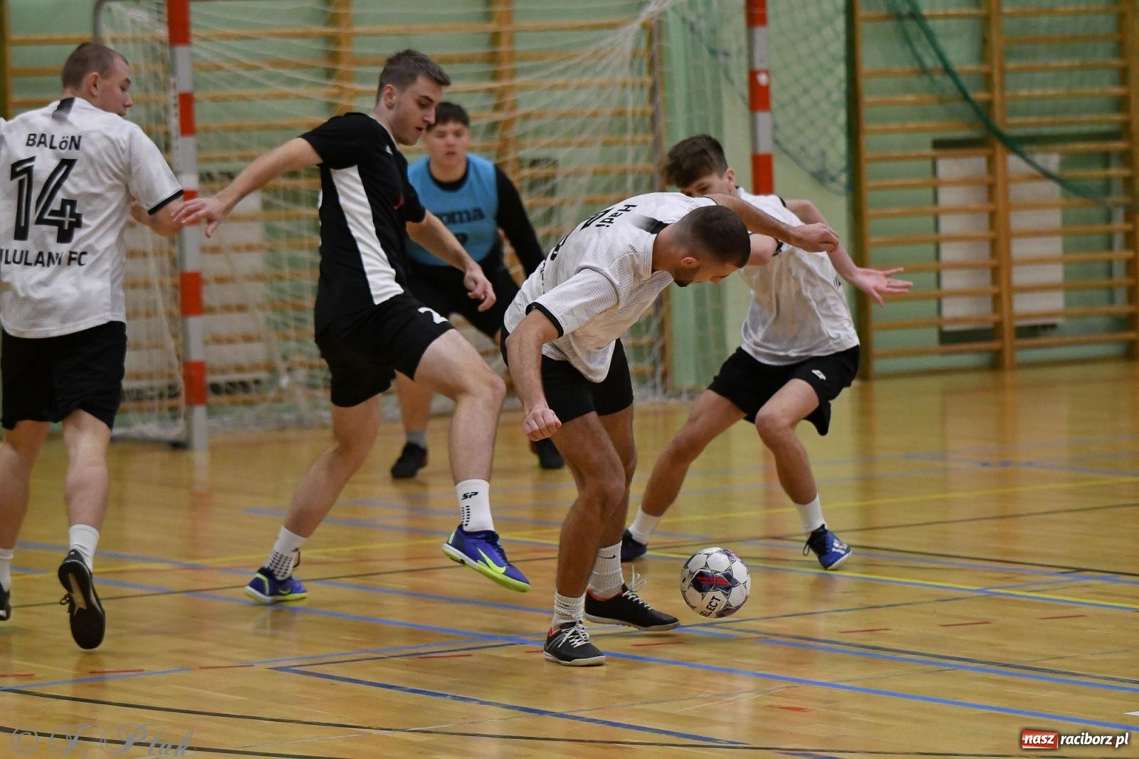 Zdjęcie w galerii na portalu naszraciborz.pl: Futsalowe emocje na zakończenie roku [FOTO] wiadomości z regionu