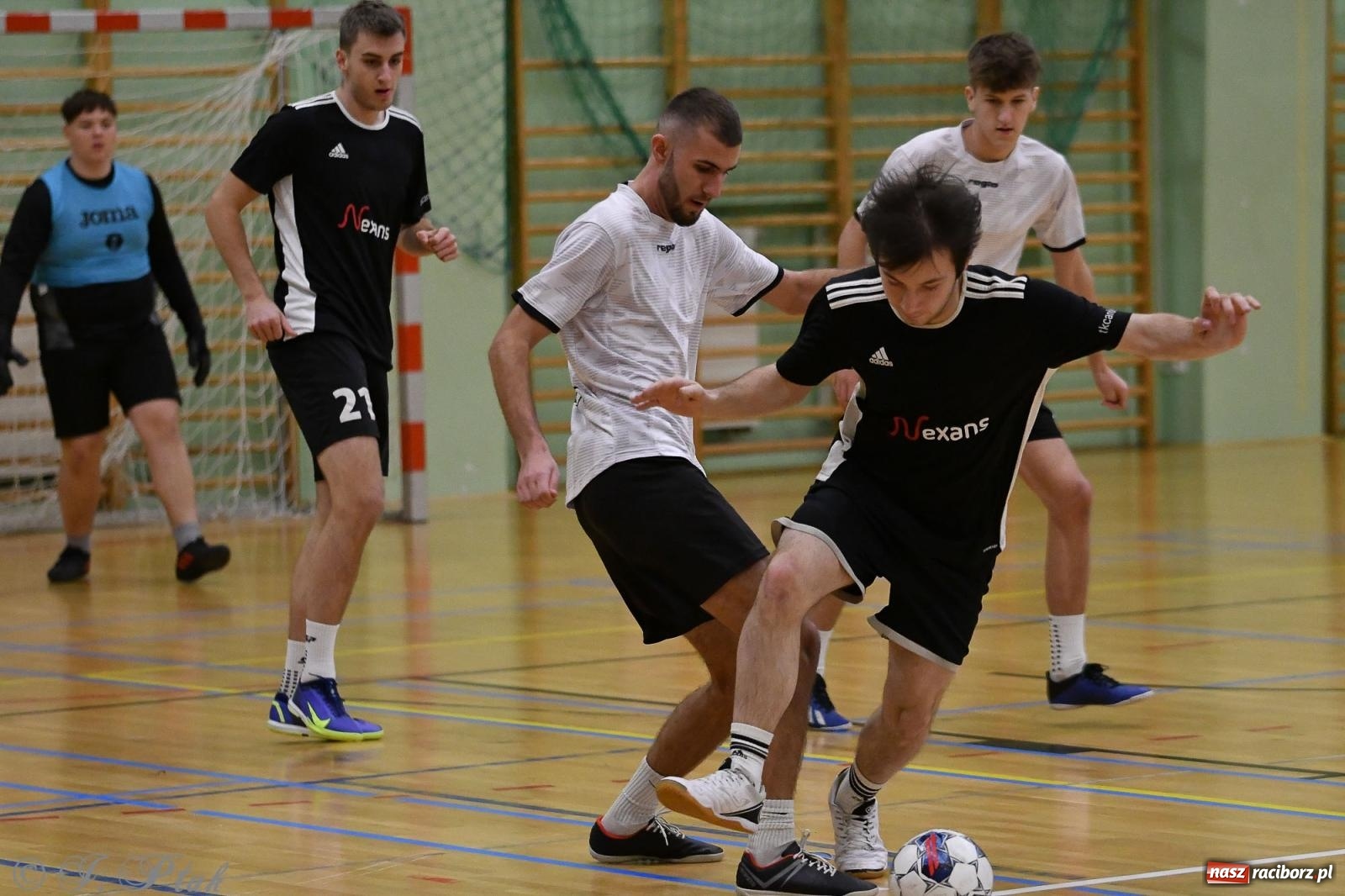 Zdjęcie w galerii na portalu naszraciborz.pl: Futsalowe emocje na zakończenie roku [FOTO] wiadomości z regionu
