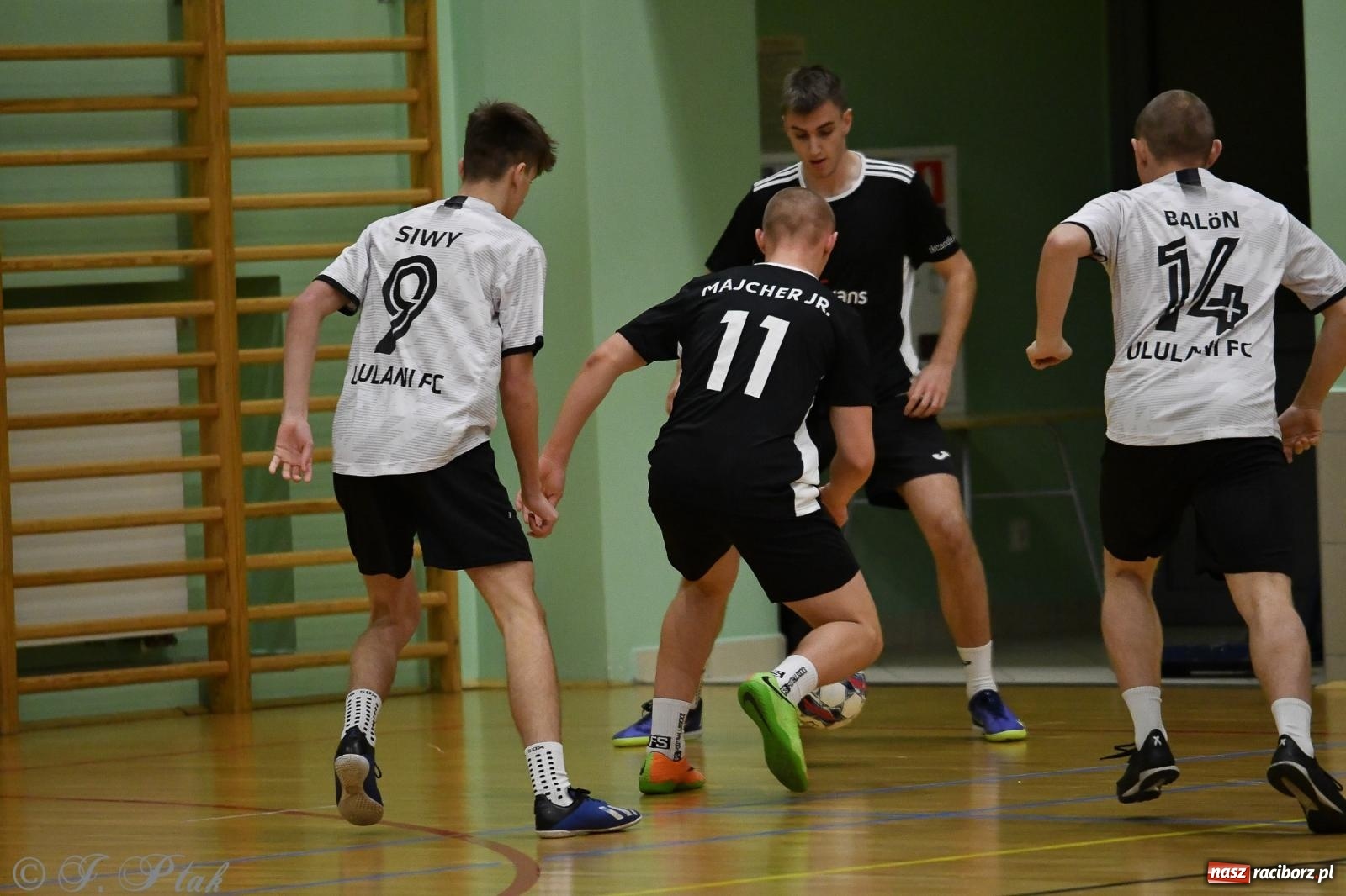 Zdjęcie w galerii na portalu naszraciborz.pl: Futsalowe emocje na zakończenie roku [FOTO] wiadomości z regionu