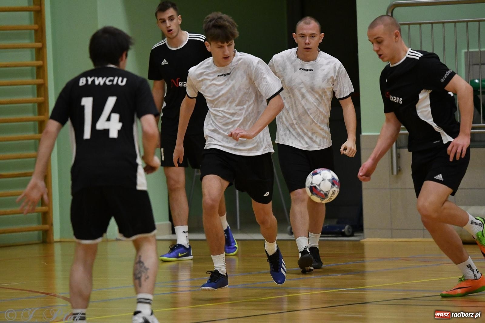 Zdjęcie w galerii na portalu naszraciborz.pl: Futsalowe emocje na zakończenie roku [FOTO] wiadomości z regionu