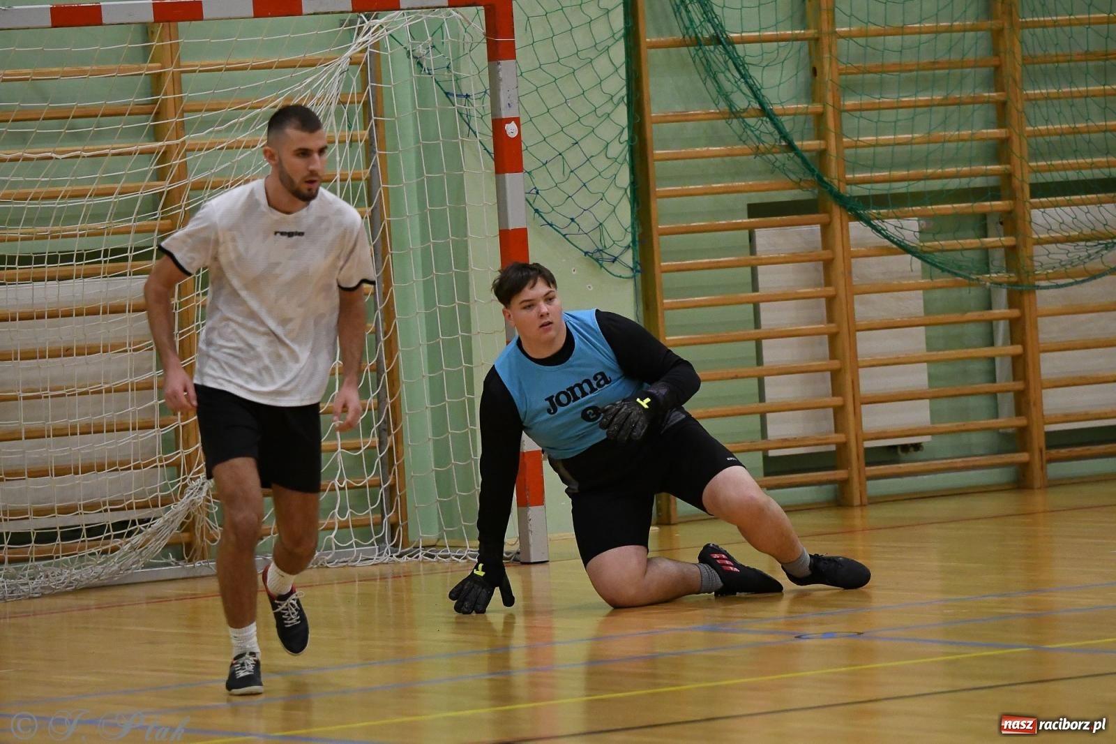 Zdjęcie w galerii na portalu naszraciborz.pl: Futsalowe emocje na zakończenie roku [FOTO] wiadomości z regionu