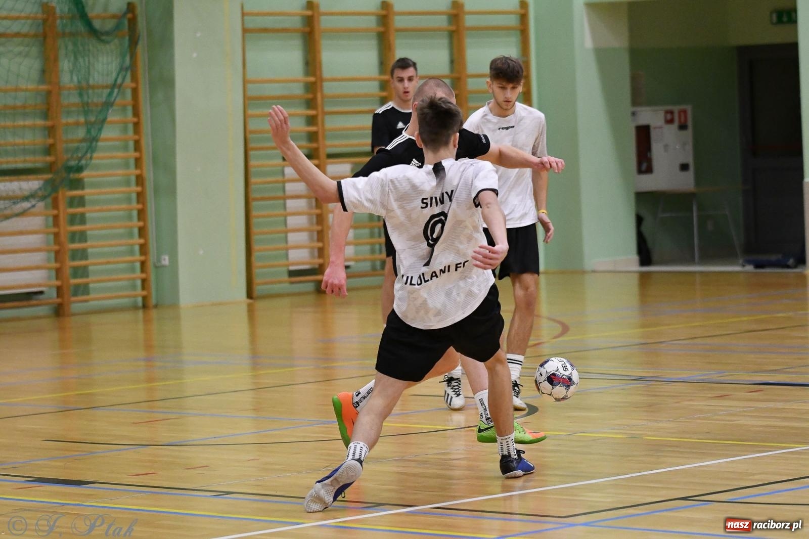 Zdjęcie w galerii na portalu naszraciborz.pl: Futsalowe emocje na zakończenie roku [FOTO] wiadomości z regionu