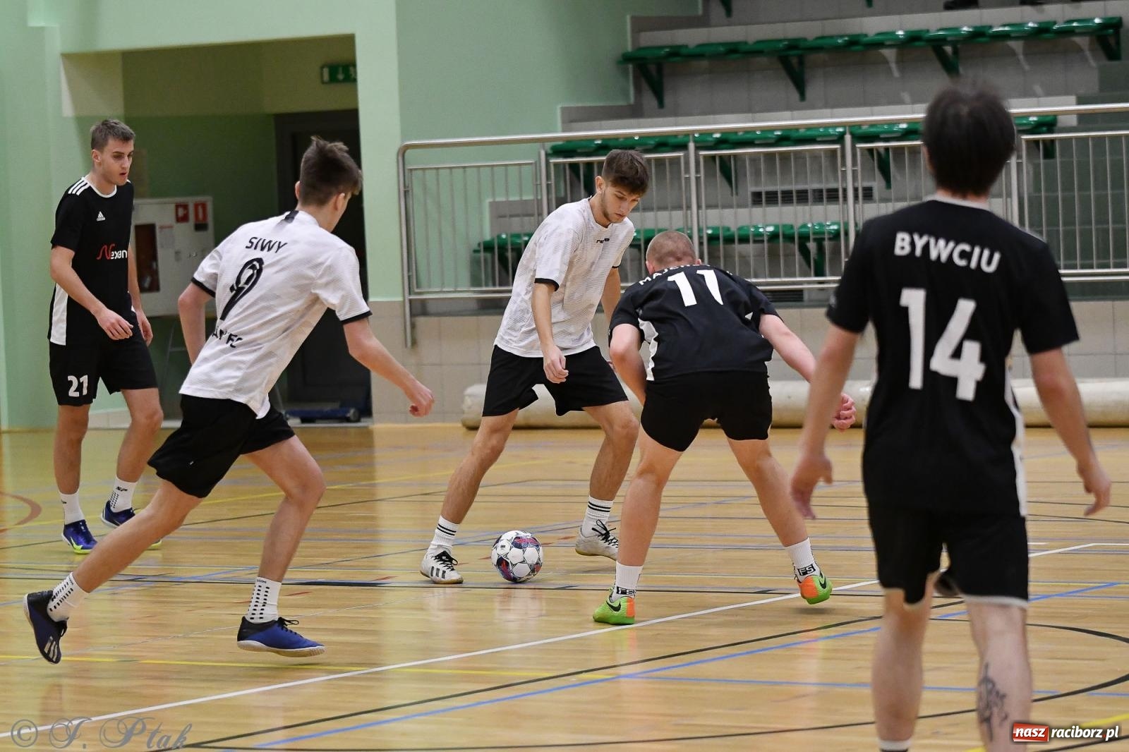 Zdjęcie w galerii na portalu naszraciborz.pl: Futsalowe emocje na zakończenie roku [FOTO] wiadomości z regionu